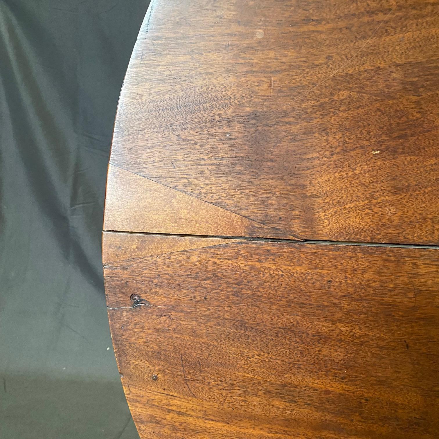 XIX secolo Bellissimo tavolo da degustazione rotondo in ciliegio francese Vigneron Tilt Top in vendita