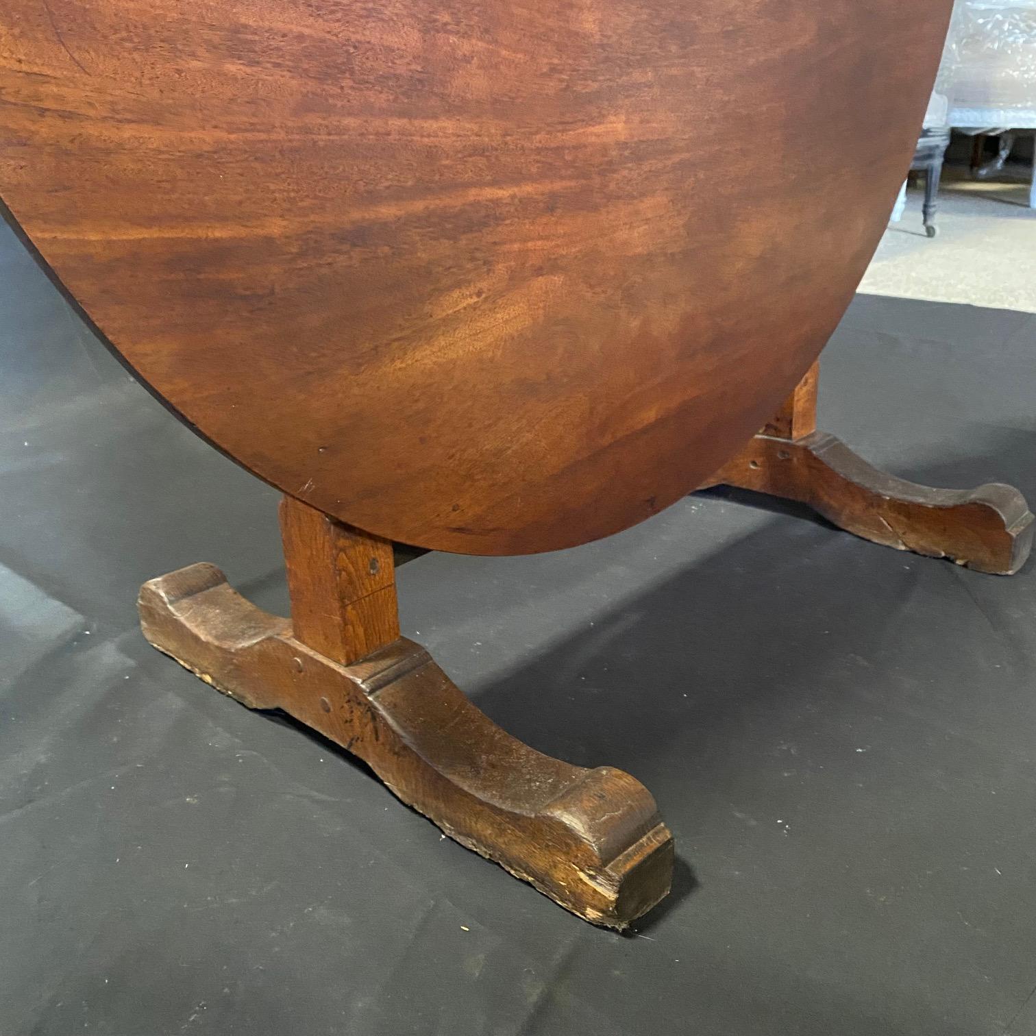 Ciliegio Bellissimo tavolo da degustazione rotondo in ciliegio francese Vigneron Tilt Top in vendita