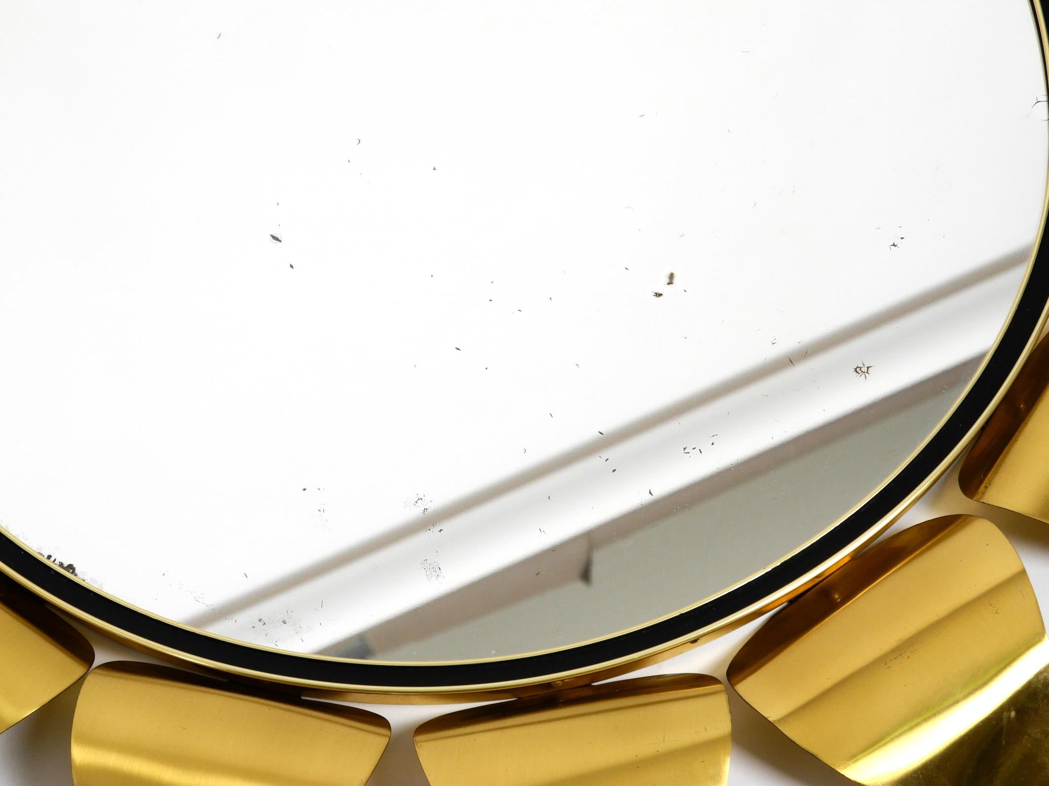 Beautiful Round Mid Century Brass Sunburst Wall Mirror For Sale 4