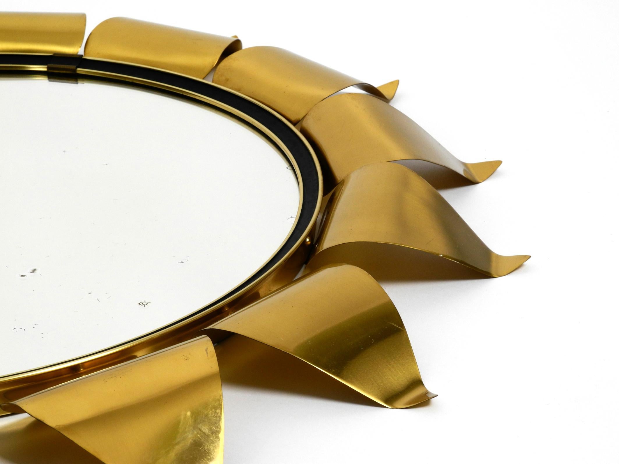 Beautiful Round Mid Century Brass Sunburst Wall Mirror For Sale 5