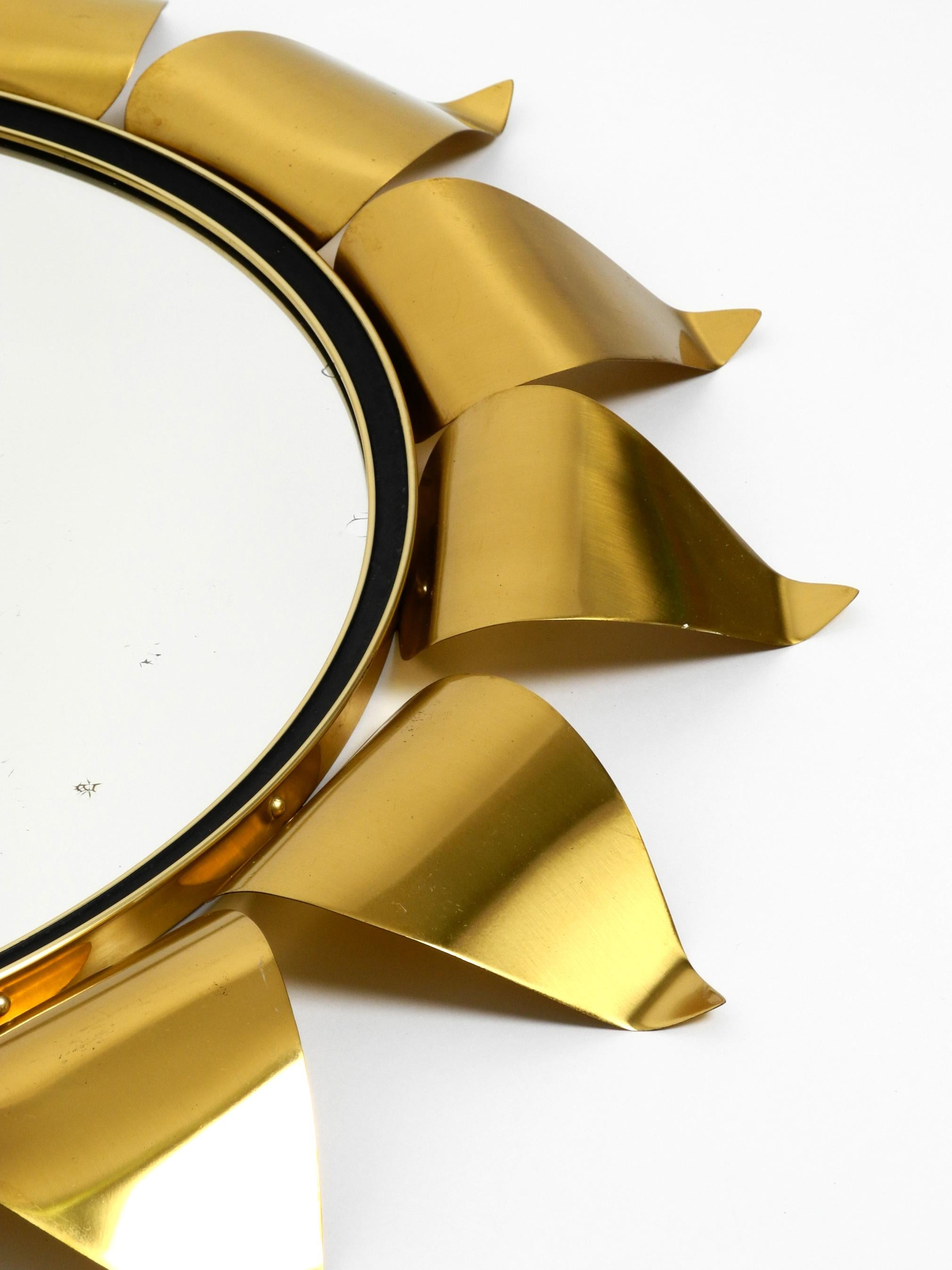 Beautiful Round Mid Century Brass Sunburst Wall Mirror In Good Condition For Sale In München, DE