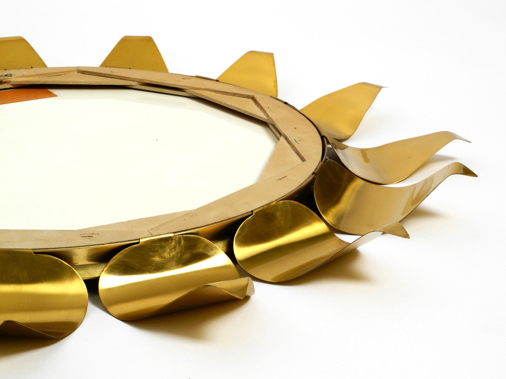 Beautiful Round Mid Century Brass Sunburst Wall Mirror For Sale 3