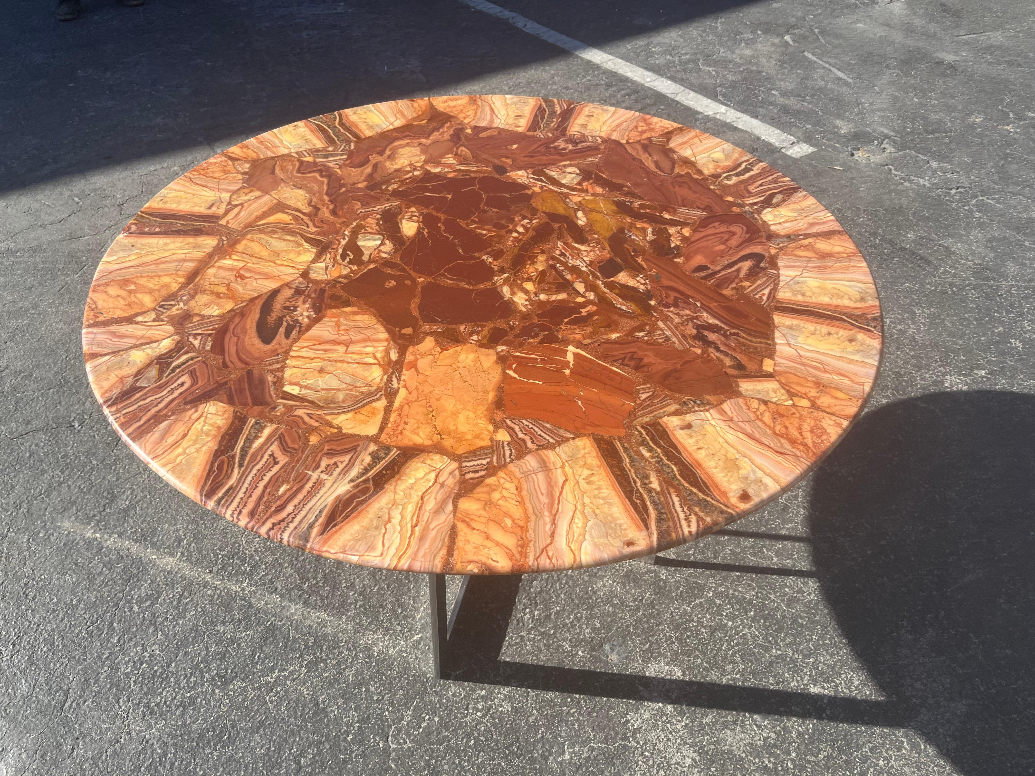 Original Mid Century Modern Runder Tisch mit Onyxplatte und Aluminiumfuß. Bereit für ein neues Zuhause. Aus den 1970er Jahren