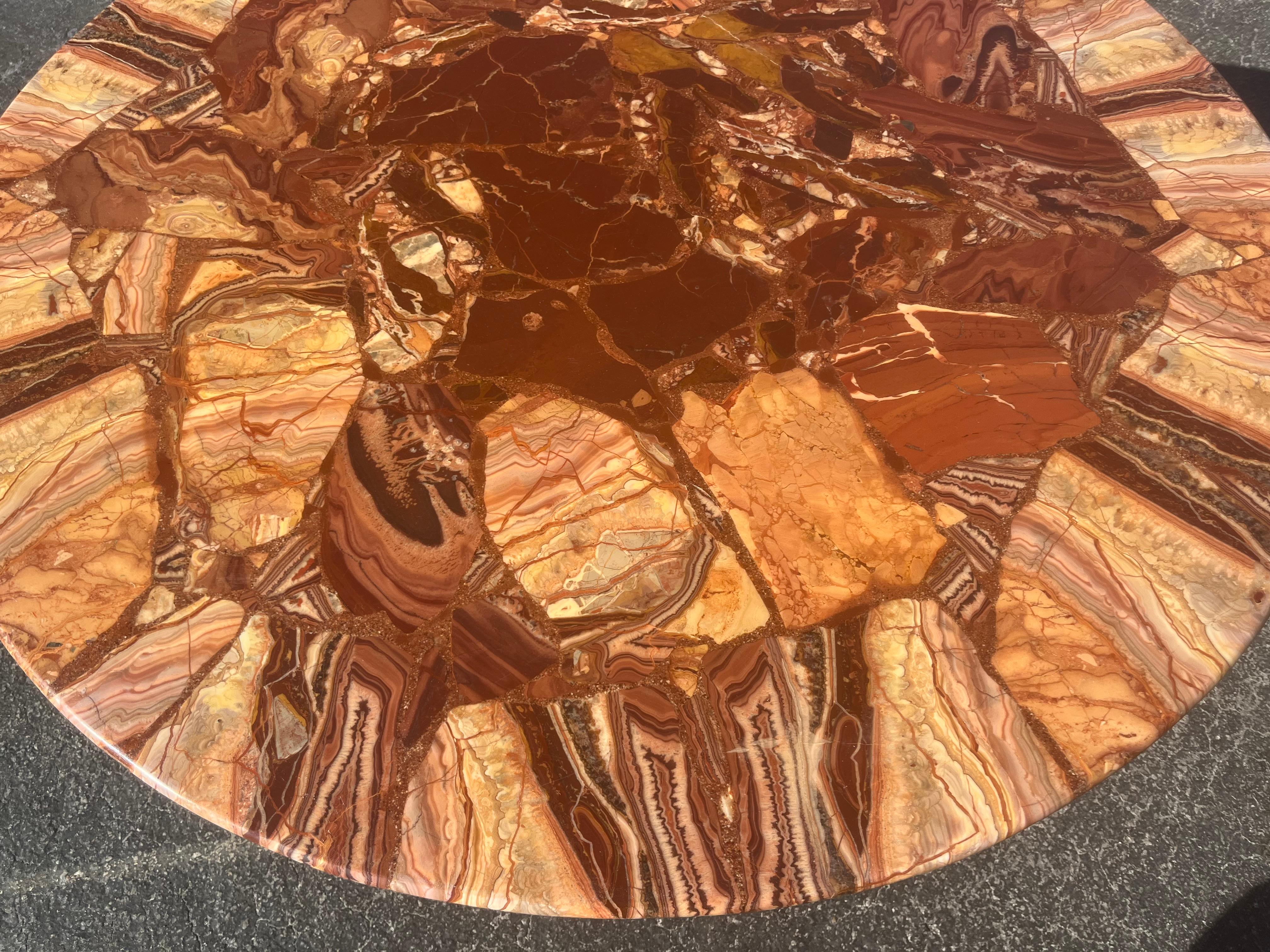 Schöner runder moderner Onyxtisch aus der Mitte des Jahrhunderts, Aluminiumfuß, 1970er Jahre (amerikanisch) im Angebot