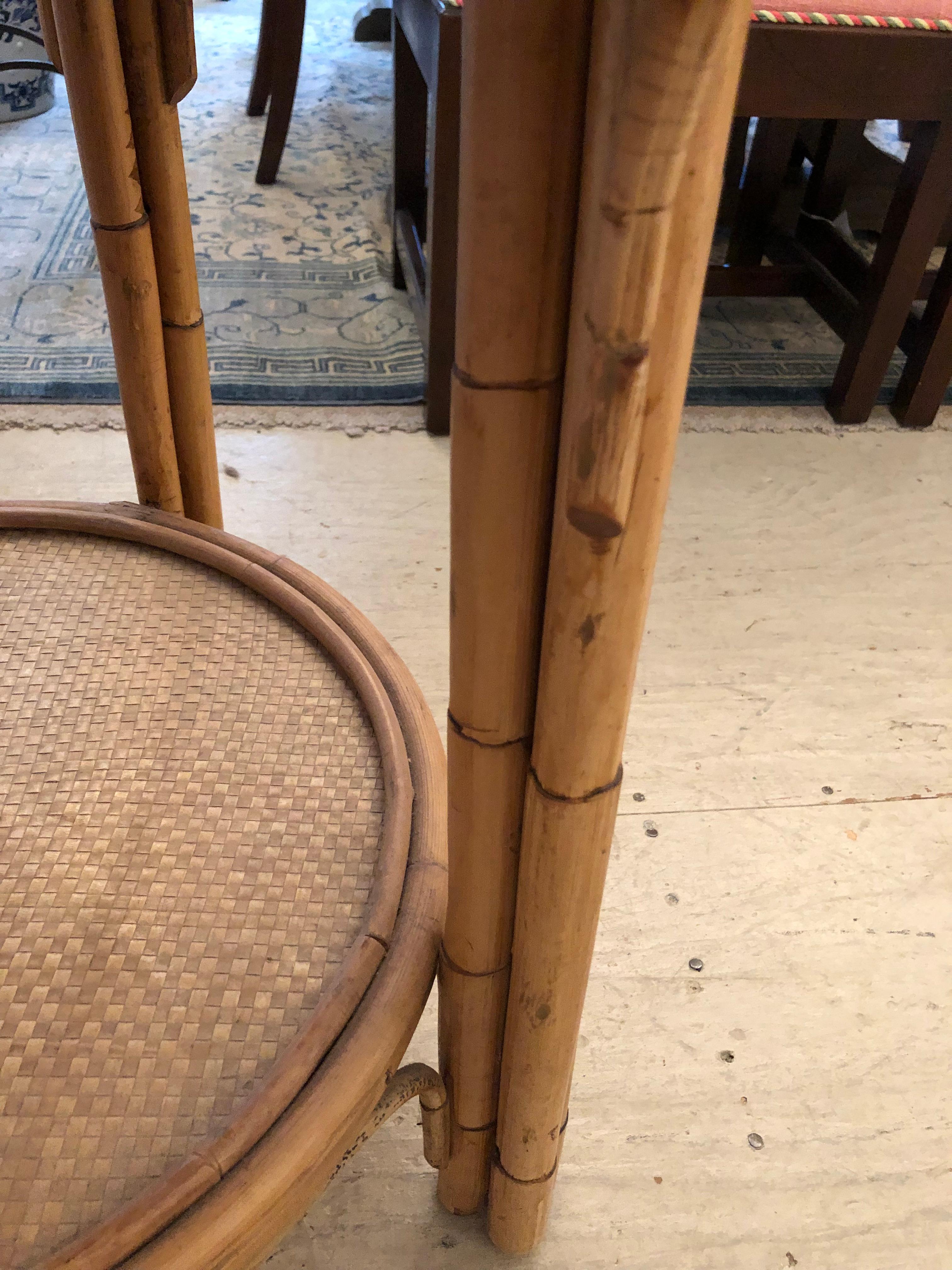 Beautiful Round Rattan & Bamboo Side Table in the Style of McGuire In Good Condition For Sale In Hopewell, NJ
