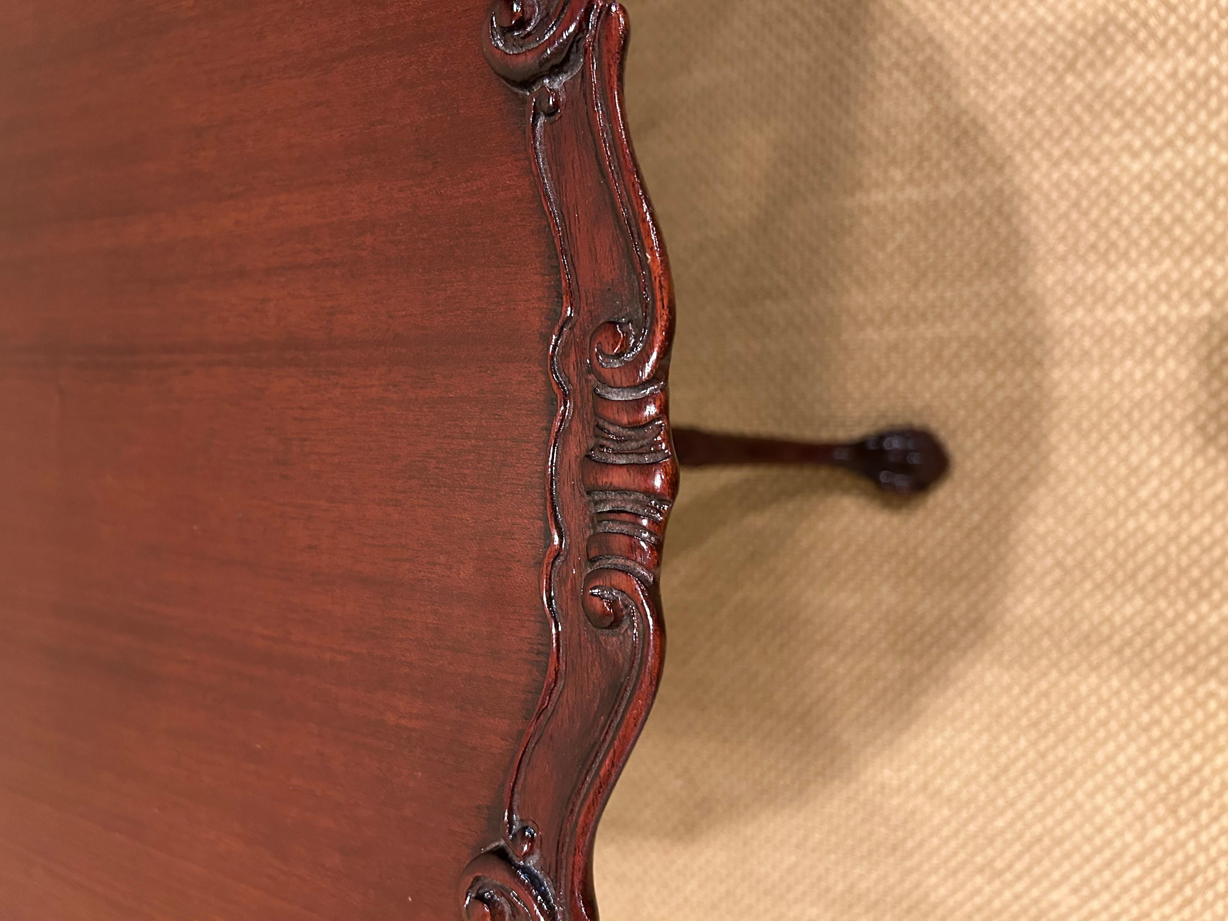 Preciosa mesa auxiliar redonda de caoba con tapa basculante y borde decorativo tallado Regencia en venta