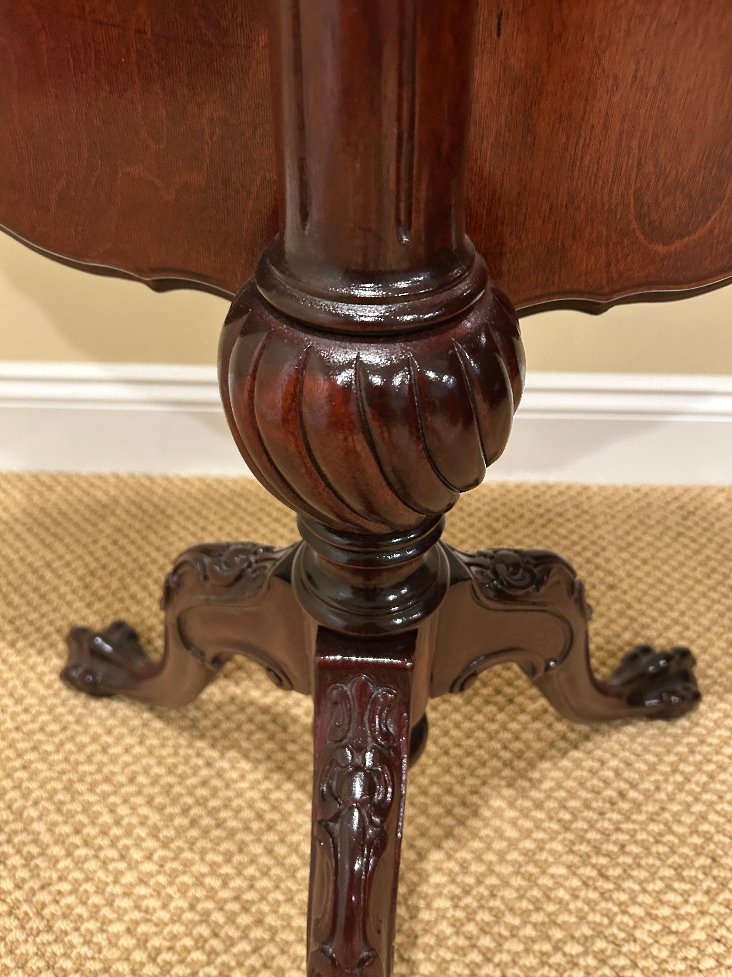 Preciosa mesa auxiliar redonda de caoba con tapa basculante y borde decorativo tallado en Bueno estado para la venta en Hopewell, NJ