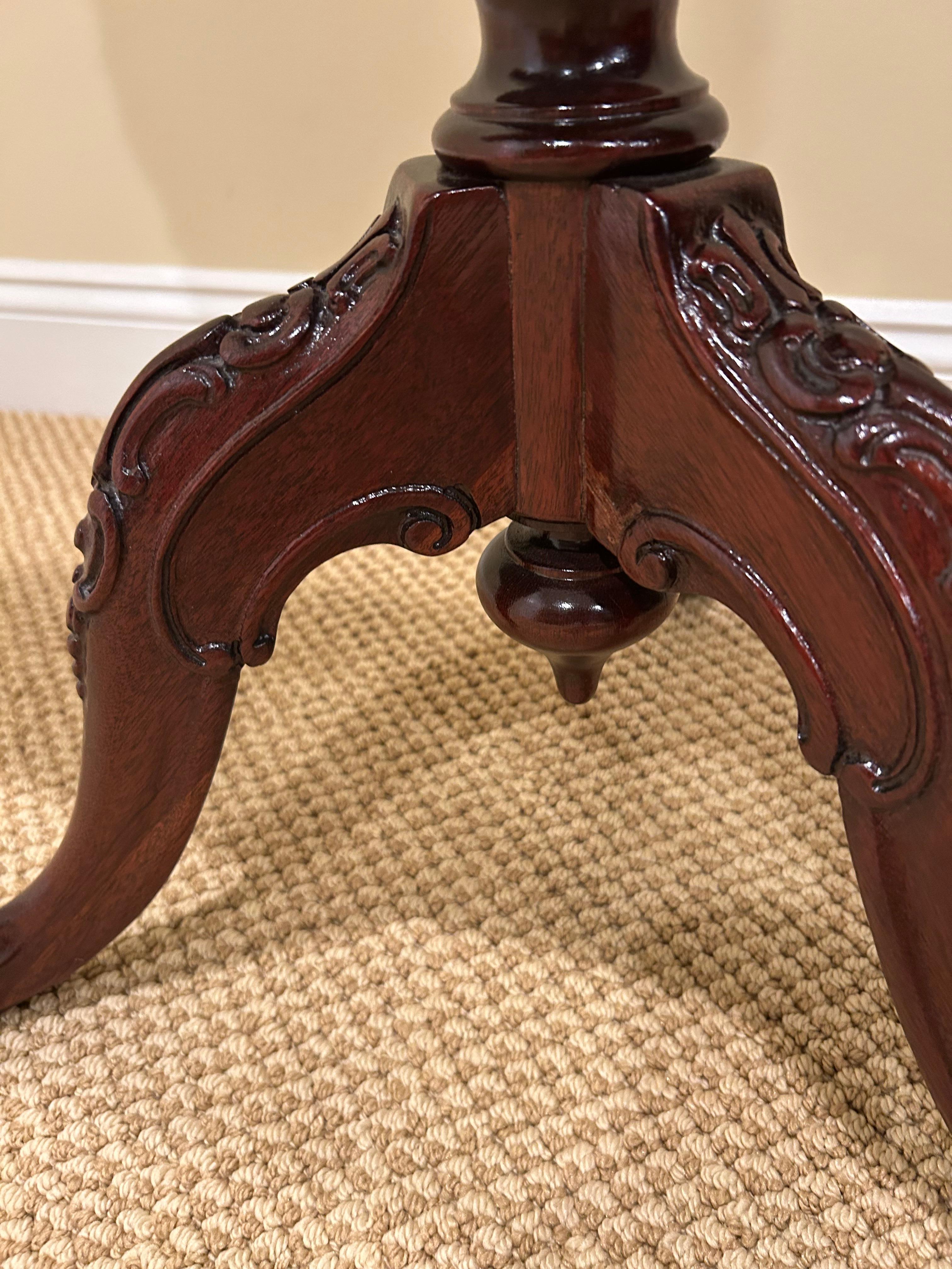 Preciosa mesa auxiliar redonda de caoba con tapa basculante y borde decorativo tallado en venta 2