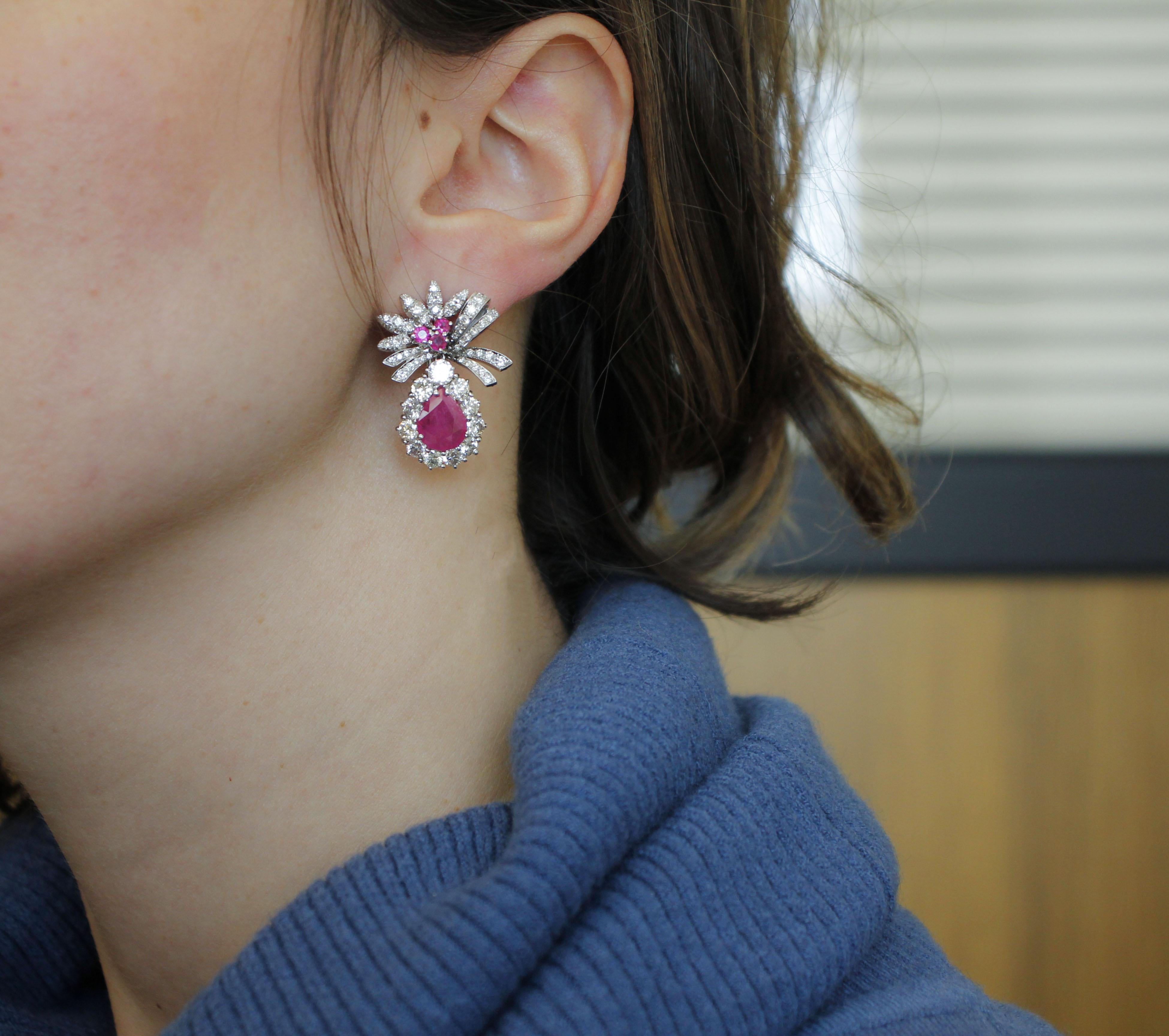 Magnifiques boucles d'oreilles rubis et diamants en or blanc 18 carats Pour femmes en vente