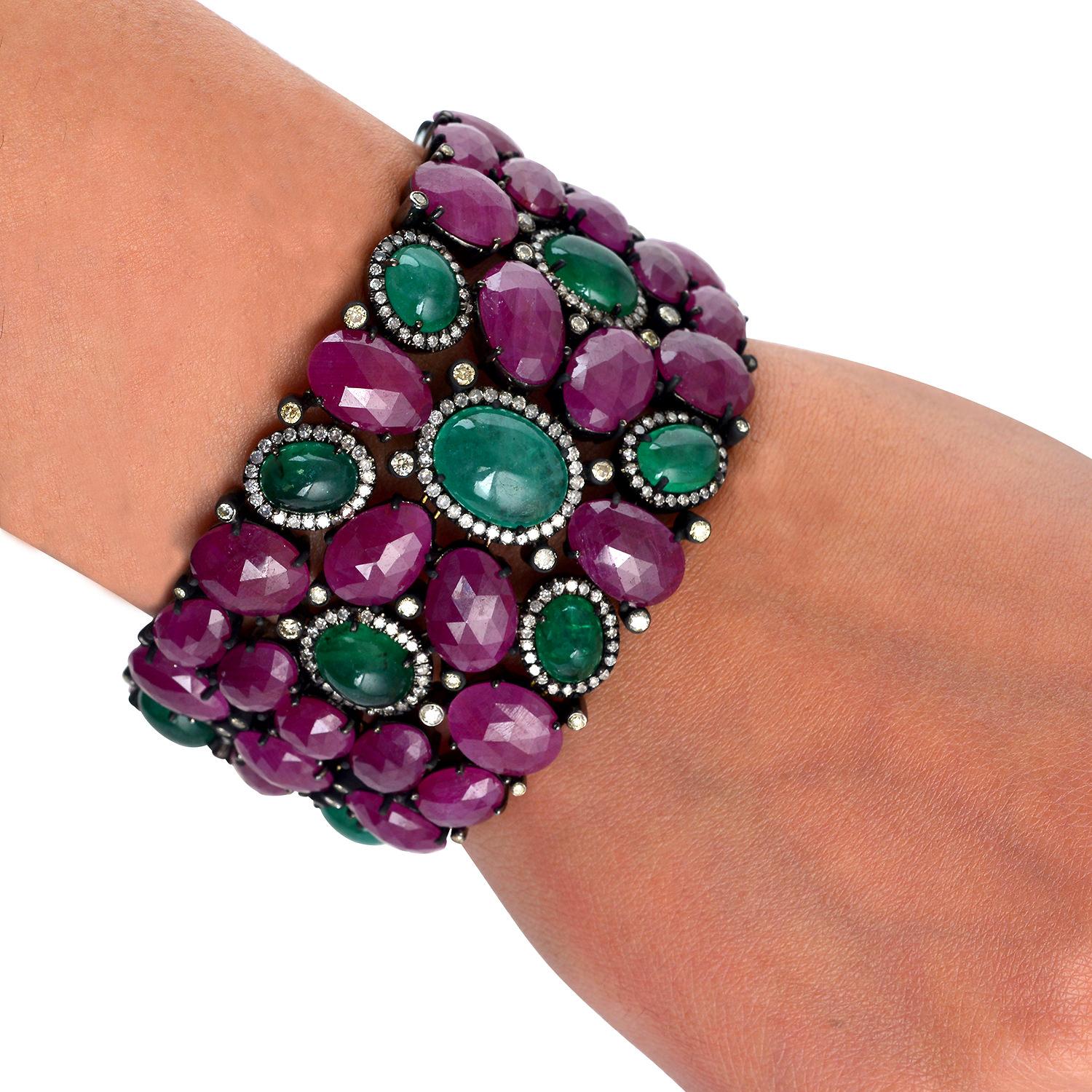 Dieses wunderschöne Armband mit Rubin- und Smaragd-Cabochon und dazwischen gestreuten Diamanten schmiegt sich perfekt um das Handgelenk und verleiht ihm einen sehr eleganten Look,

Verschluss: Zungenschließe

18Kt: 6.591gms
Diamant: 3,76 Karat
Sl: