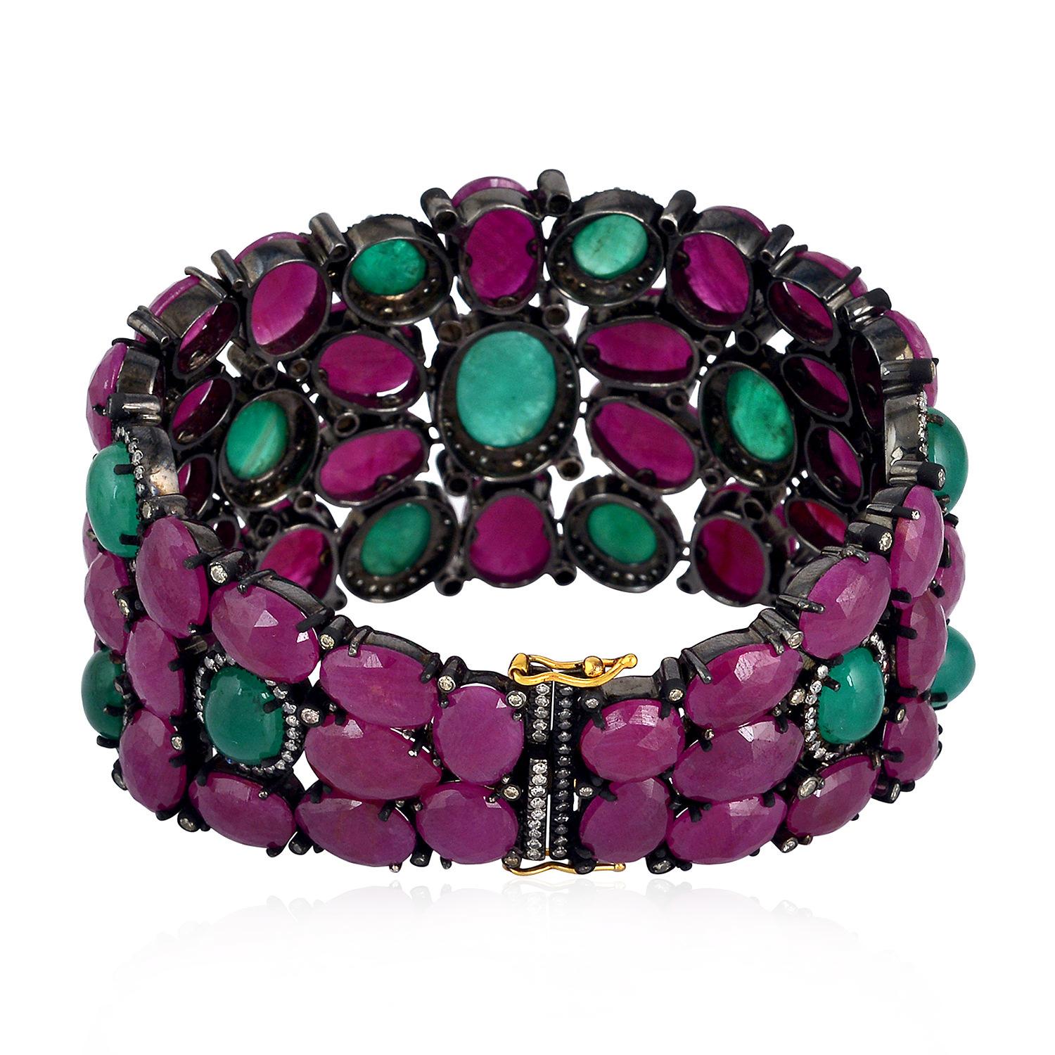 Armband mit Rubin und Smaragd im Cabochon-Schliff (Smaragdschliff) im Angebot
