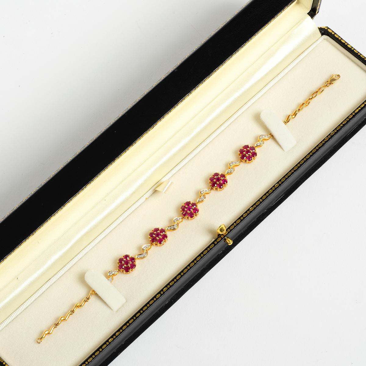 Nous avons le plaisir de vous présenter une pièce unique au sein de notre collection de joaillerie fine Vintage & Prestige : Ce magnifique bracelet en rubis et diamants est serti en or jaune 18 carats et mesure 20 mm. Une pièce unique et un cadeau