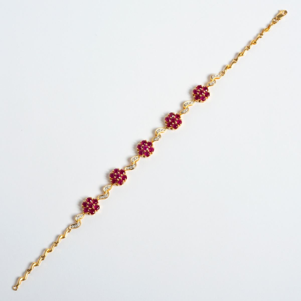 Taille ronde Magnifique bracelet en or jaune 18 carats avec rubis et diamants, cadeau idéal pour un être cher en vente