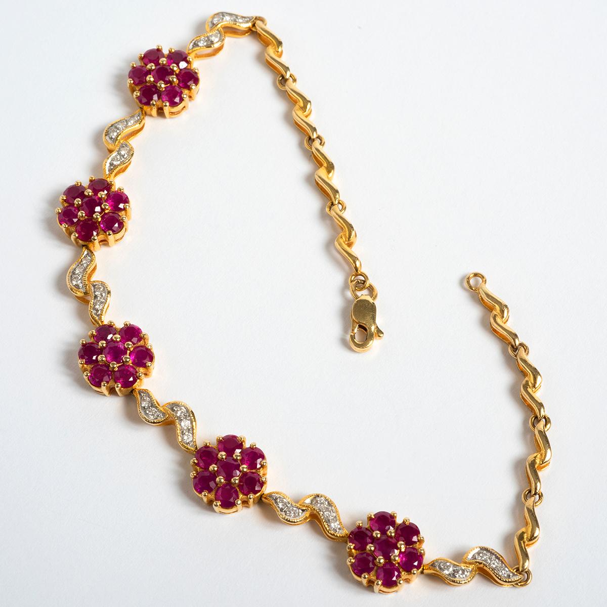 Magnifique bracelet en or jaune 18 carats avec rubis et diamants, cadeau idéal pour un être cher Excellent état - En vente à Canterbury, England