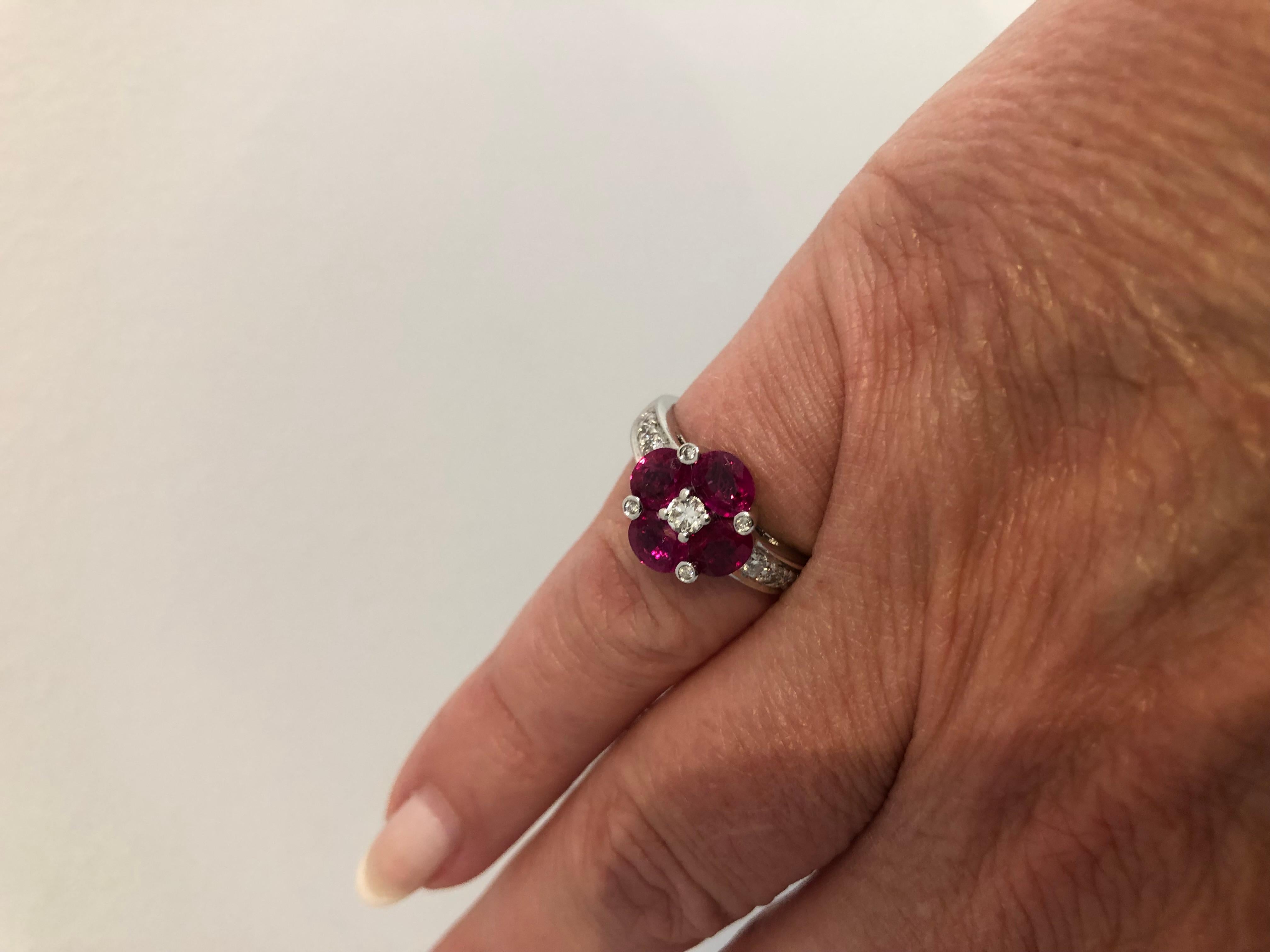 Schöner Rubin- und Diamant-Cluster-Ring, 18 Karat Weißgold, Größe US 5. im Angebot 1