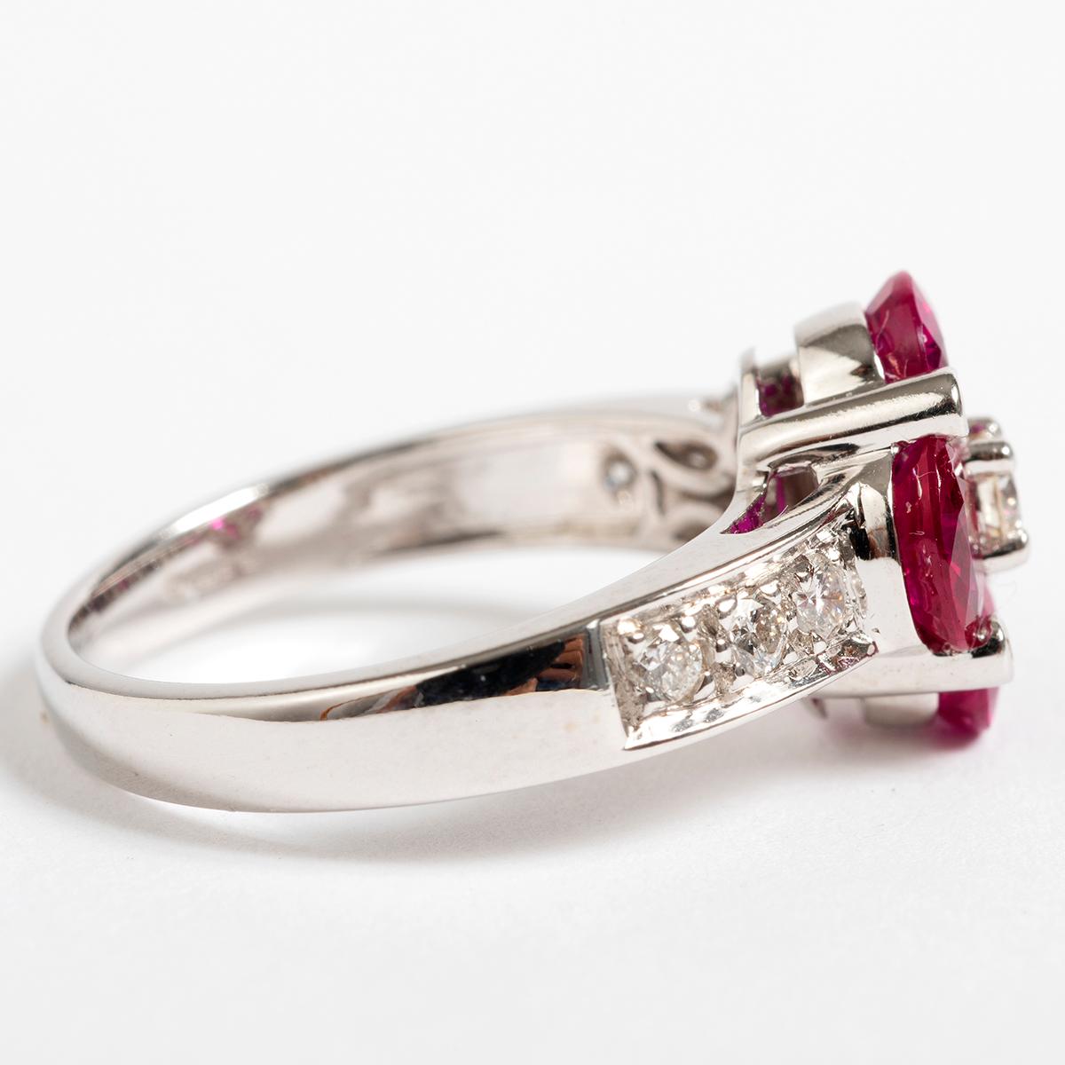 Dieser wunderschöne Ring mit Rubin und Diamanten ist in 18 Karat Weißgold gefasst und hat die britische Größe J1/2, US Größe 5. Der Stein misst 11mm x 11mm. Ein wirklich schönes Stück. 