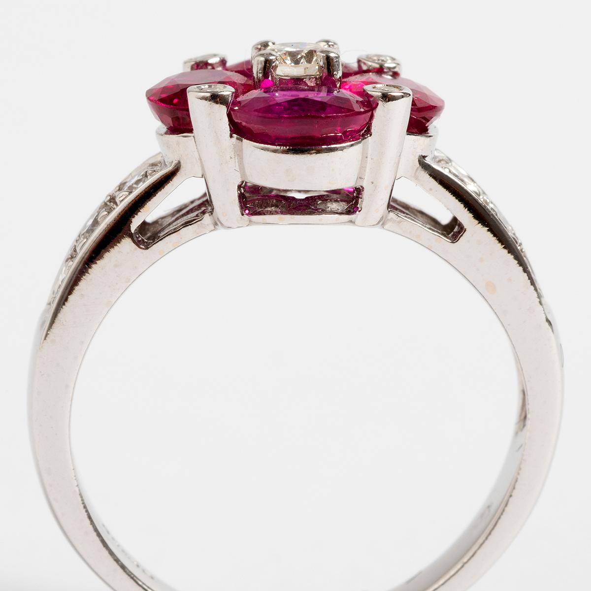 Schöner Rubin- und Diamant-Cluster-Ring, 18 Karat Weißgold, Größe US 5. (Gemischter Schliff) im Angebot