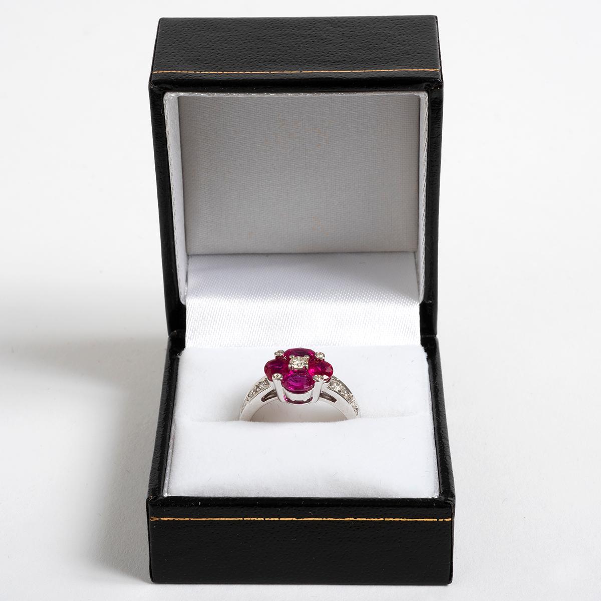 Schöner Rubin- und Diamant-Cluster-Ring, 18 Karat Weißgold, Größe US 5. im Zustand „Hervorragend“ im Angebot in Canterbury, England