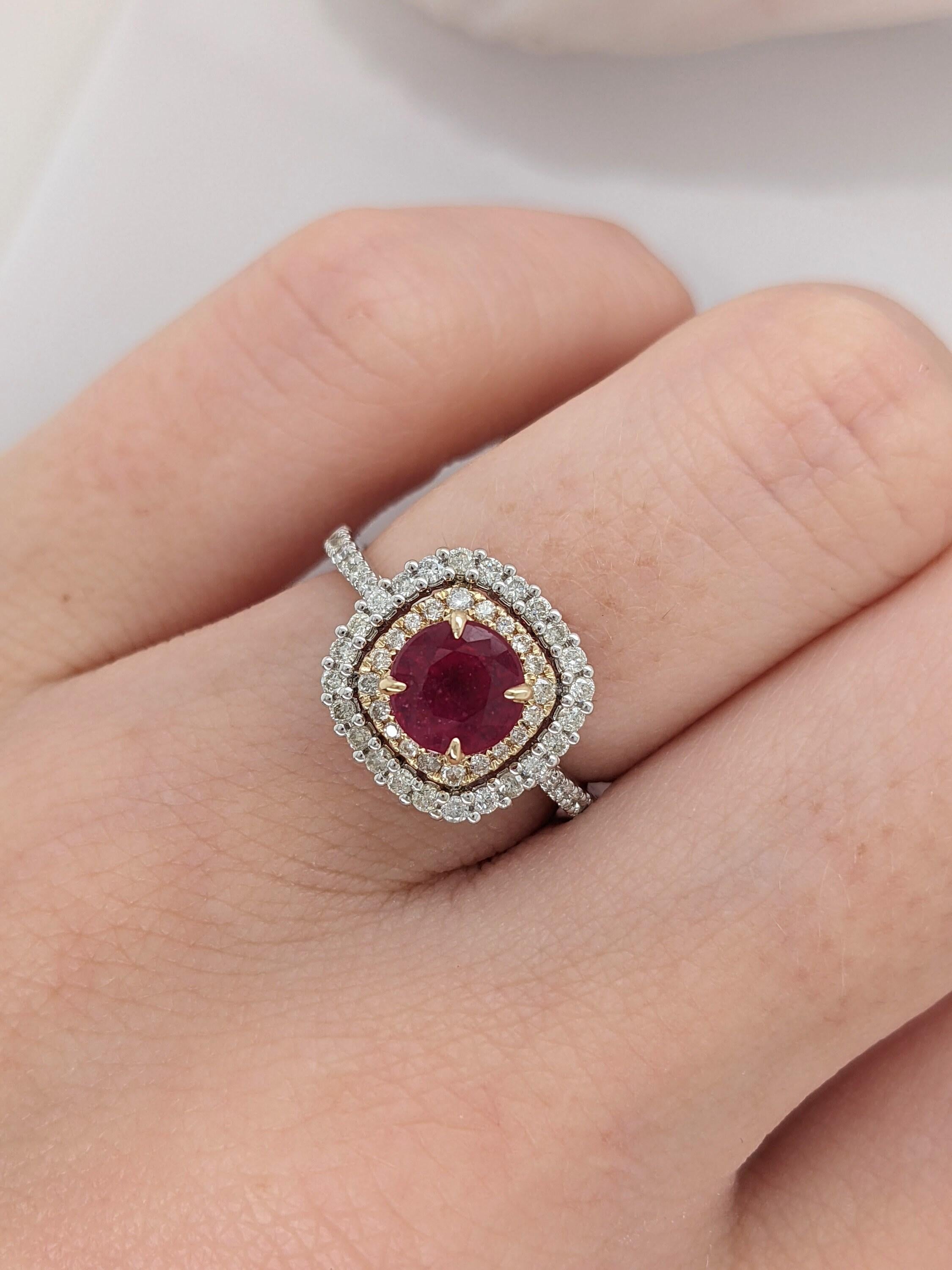 Questo anello in oro 14K di ispirazione vintage presenta un rubino rotondo incorniciato da una doppia aureola a cuscino con un gambo tempestato di diamanti. Un anello dal design deciso, perfetto per un fidanzamento o un anniversario che attiri
