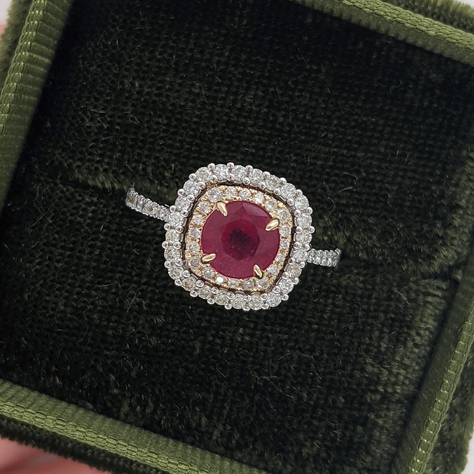 Taglio rotondo Bellissimo anello di rubino con diamanti estratti dalla terra in oro bianco massiccio 14 carati, rotondo 6 mm in vendita