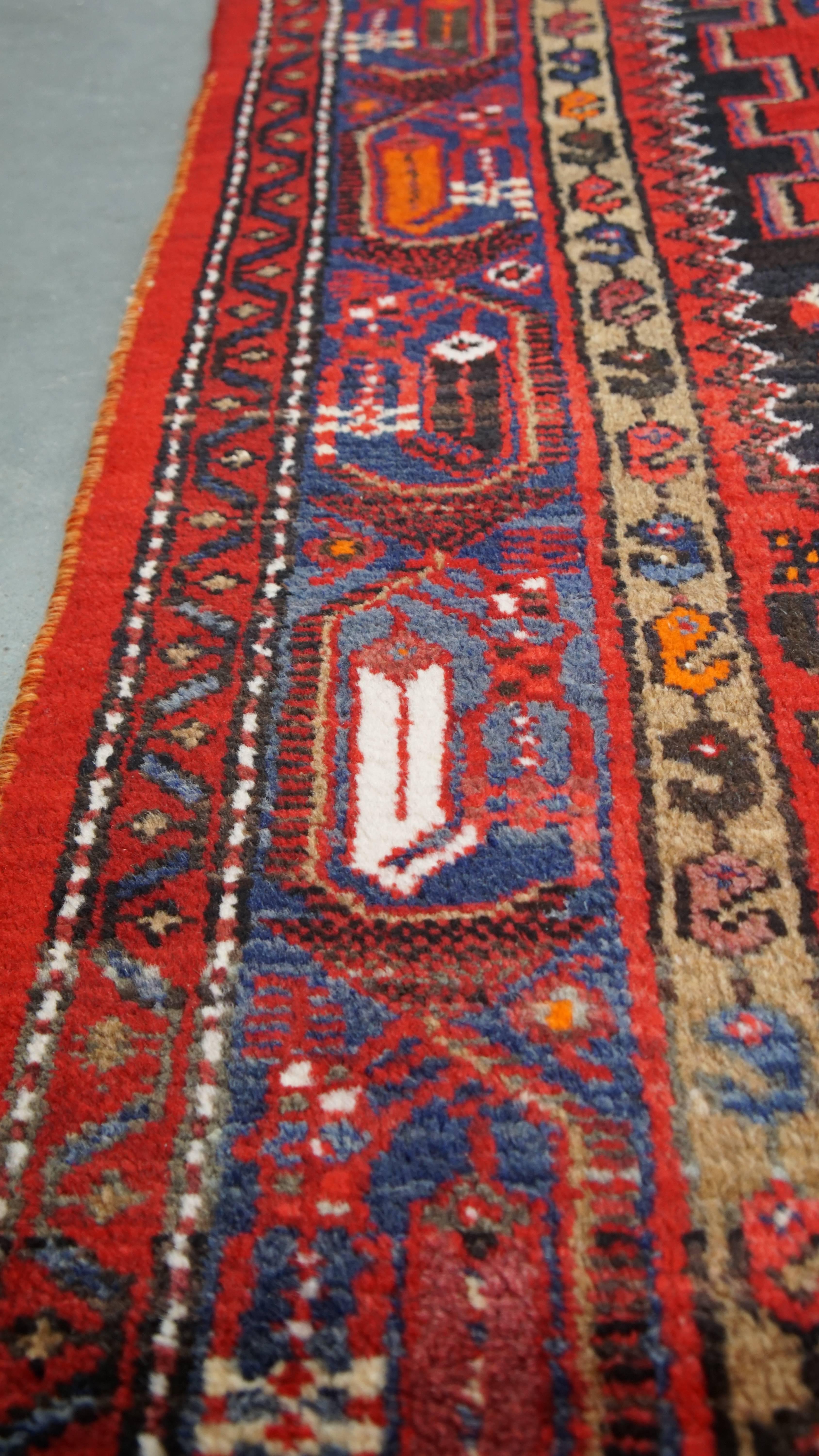 Schöner Teppich mit überwiegend roten Tönen und eleganten Mustern - 217 x 128 cm (Klassisch-römisch) im Angebot
