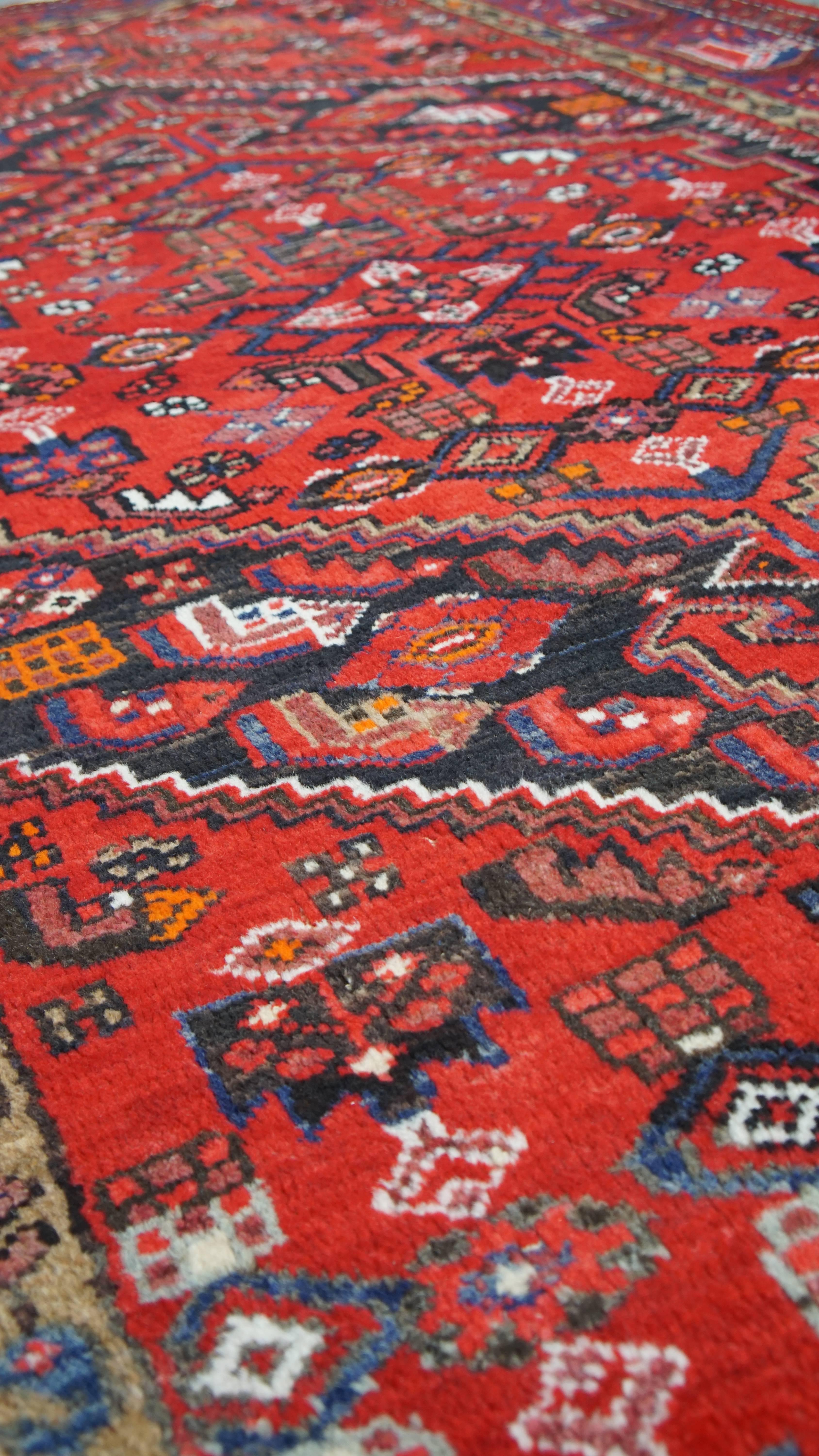 Schöner Teppich mit überwiegend roten Tönen und eleganten Mustern - 217 x 128 cm (Handgefertigt) im Angebot