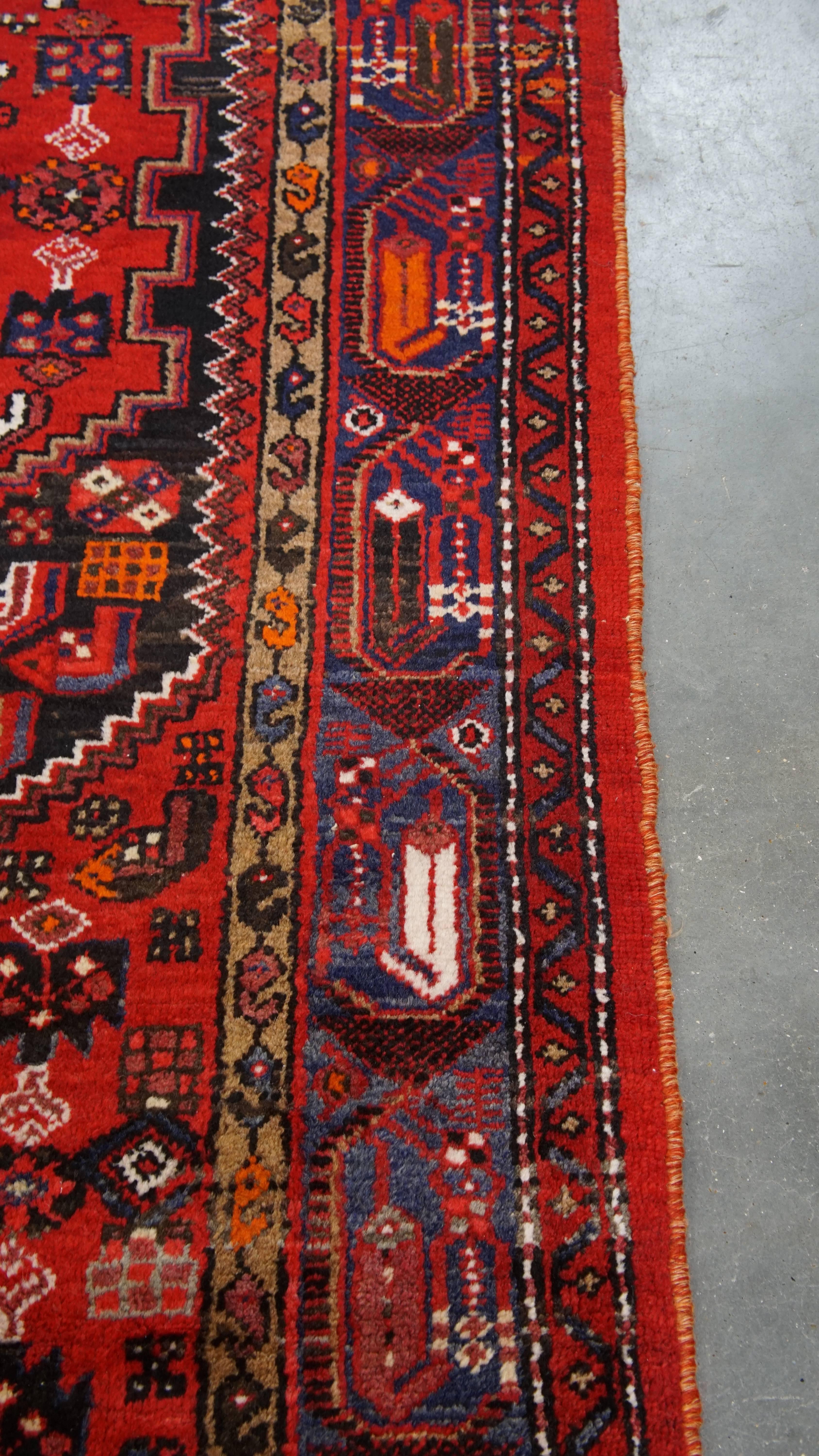 Schöner Teppich mit überwiegend roten Tönen und eleganten Mustern - 217 x 128 cm im Zustand „Relativ gut“ im Angebot in Harderwijk, NL