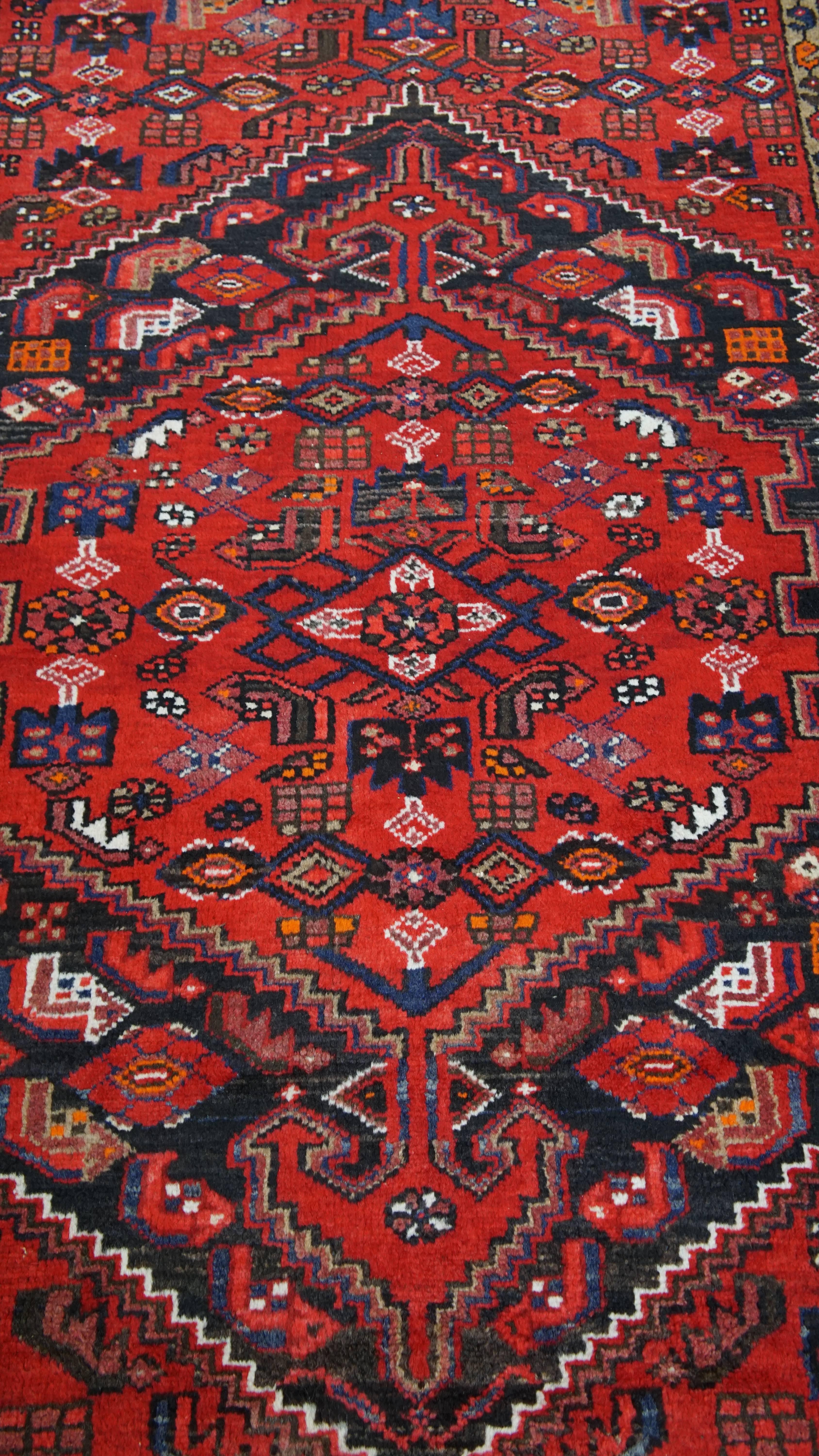 Schöner Teppich mit überwiegend roten Tönen und eleganten Mustern - 217 x 128 cm (20. Jahrhundert) im Angebot