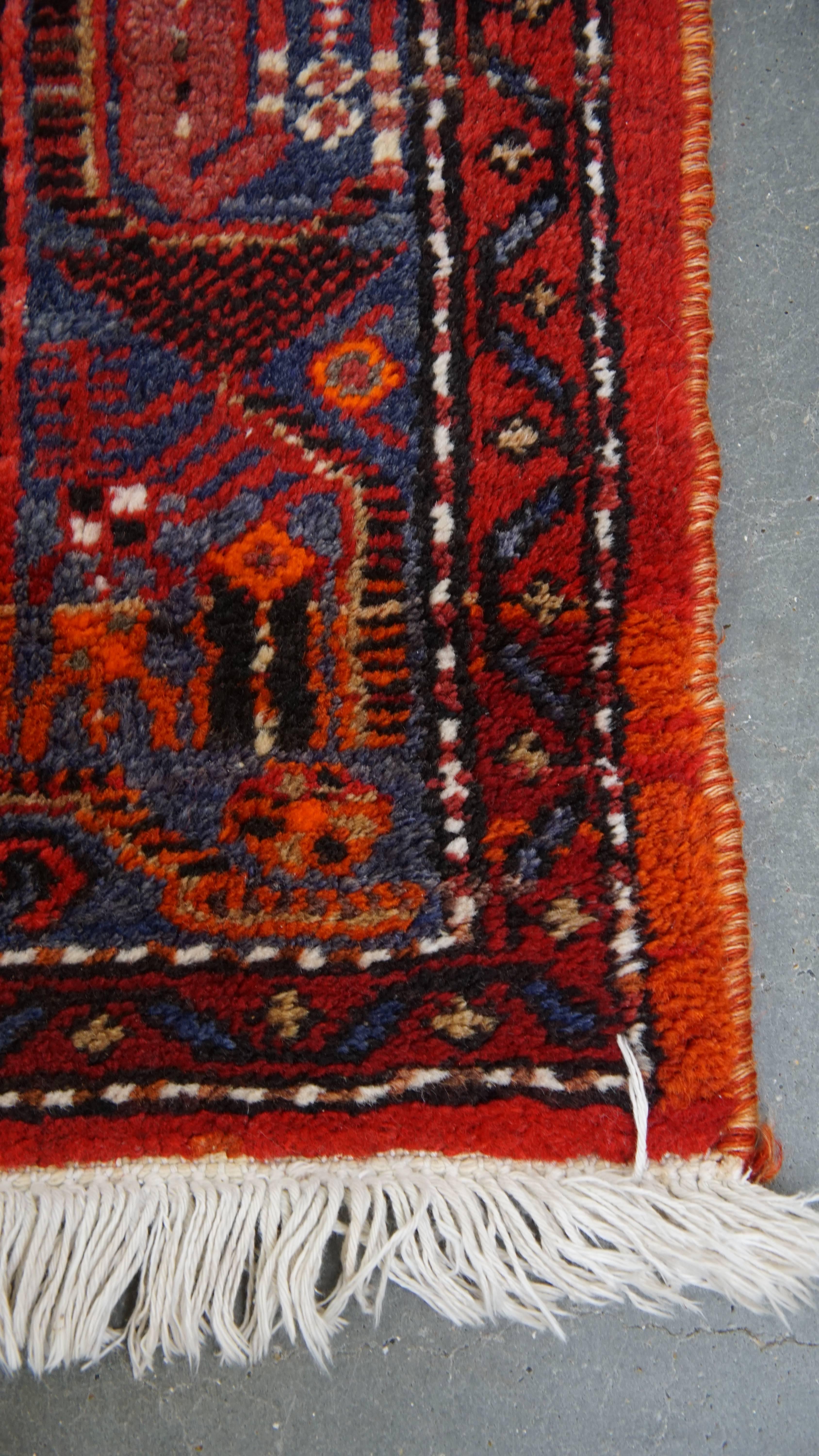 Schöner Teppich mit überwiegend roten Tönen und eleganten Mustern - 217 x 128 cm (Baumwolle) im Angebot