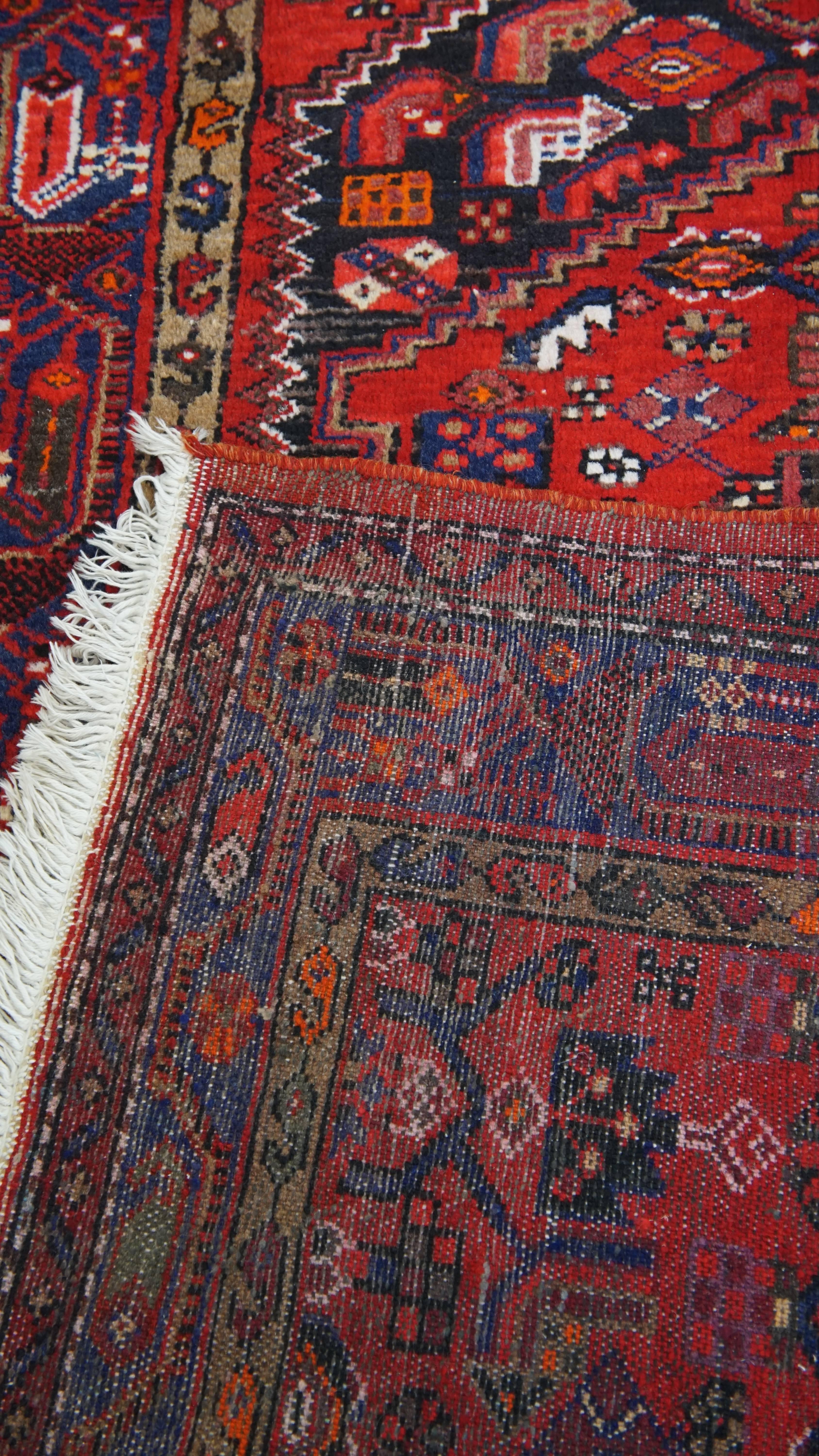 Schöner Teppich mit überwiegend roten Tönen und eleganten Mustern - 217 x 128 cm im Angebot 1
