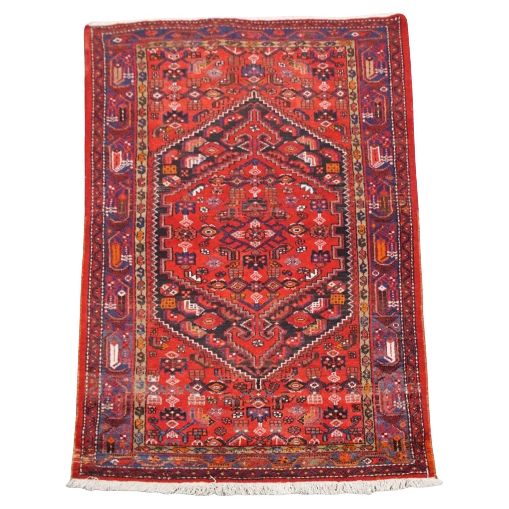Schöner Teppich mit überwiegend roten Tönen und eleganten Mustern - 217 x 128 cm