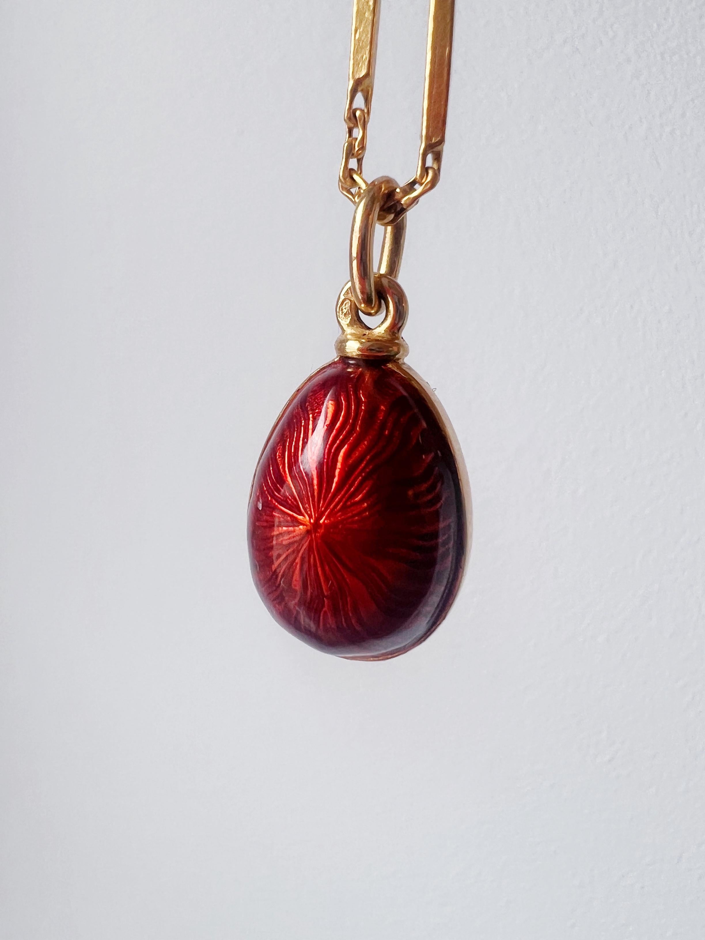 Beautiful Russian style 18K gold red enameled egg pendant In Good Condition In Versailles, FR