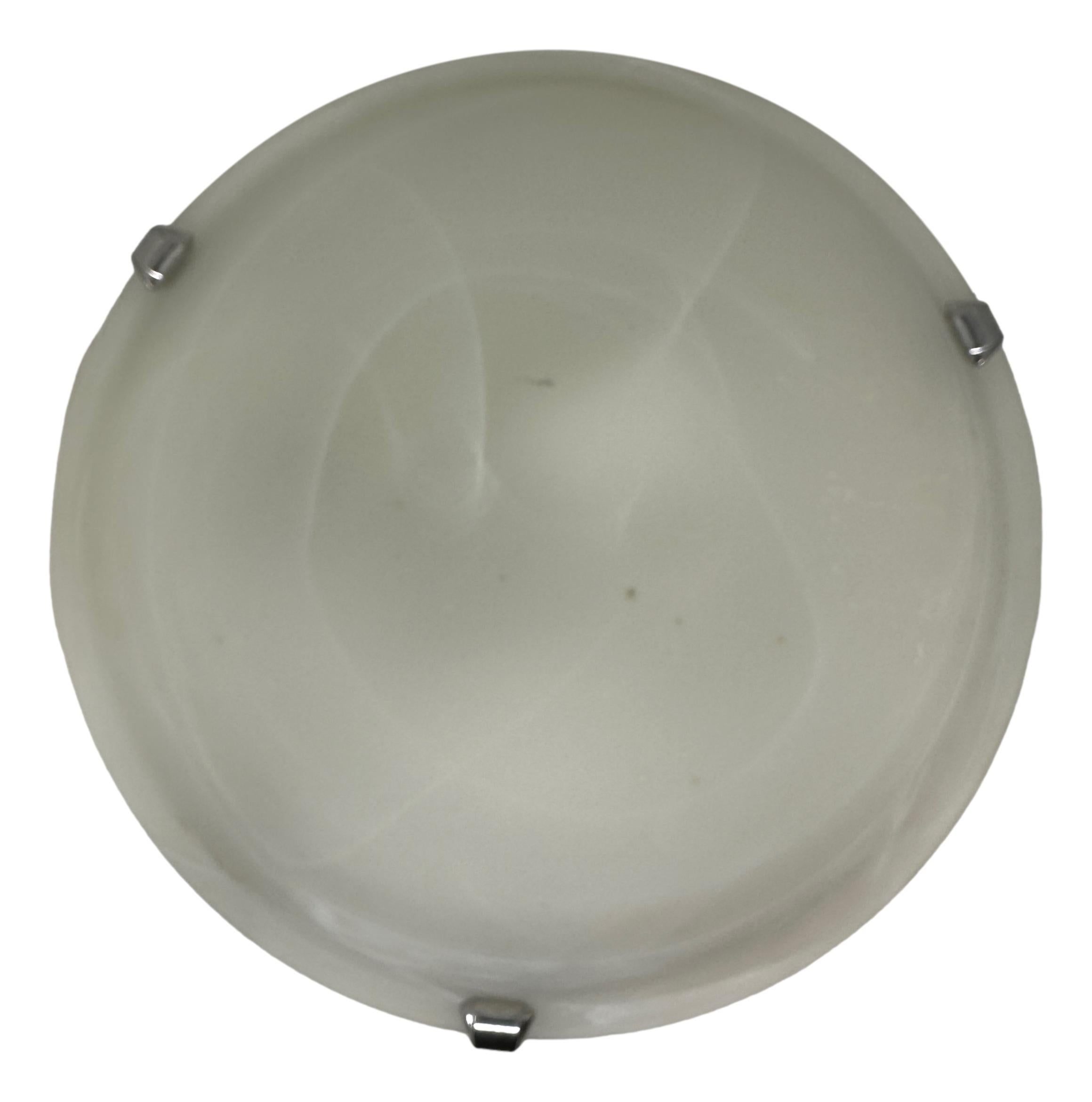 Una splendida montatura da incasso in cromo e vetro. Realizzato in stile Art Deco. Può essere utilizzata anche come lampada da parete. L'apparecchio richiede due lampadine europee E27 Edison da 60 watt ciascuna. Prodotto da EGLO Leuchten, Austria.