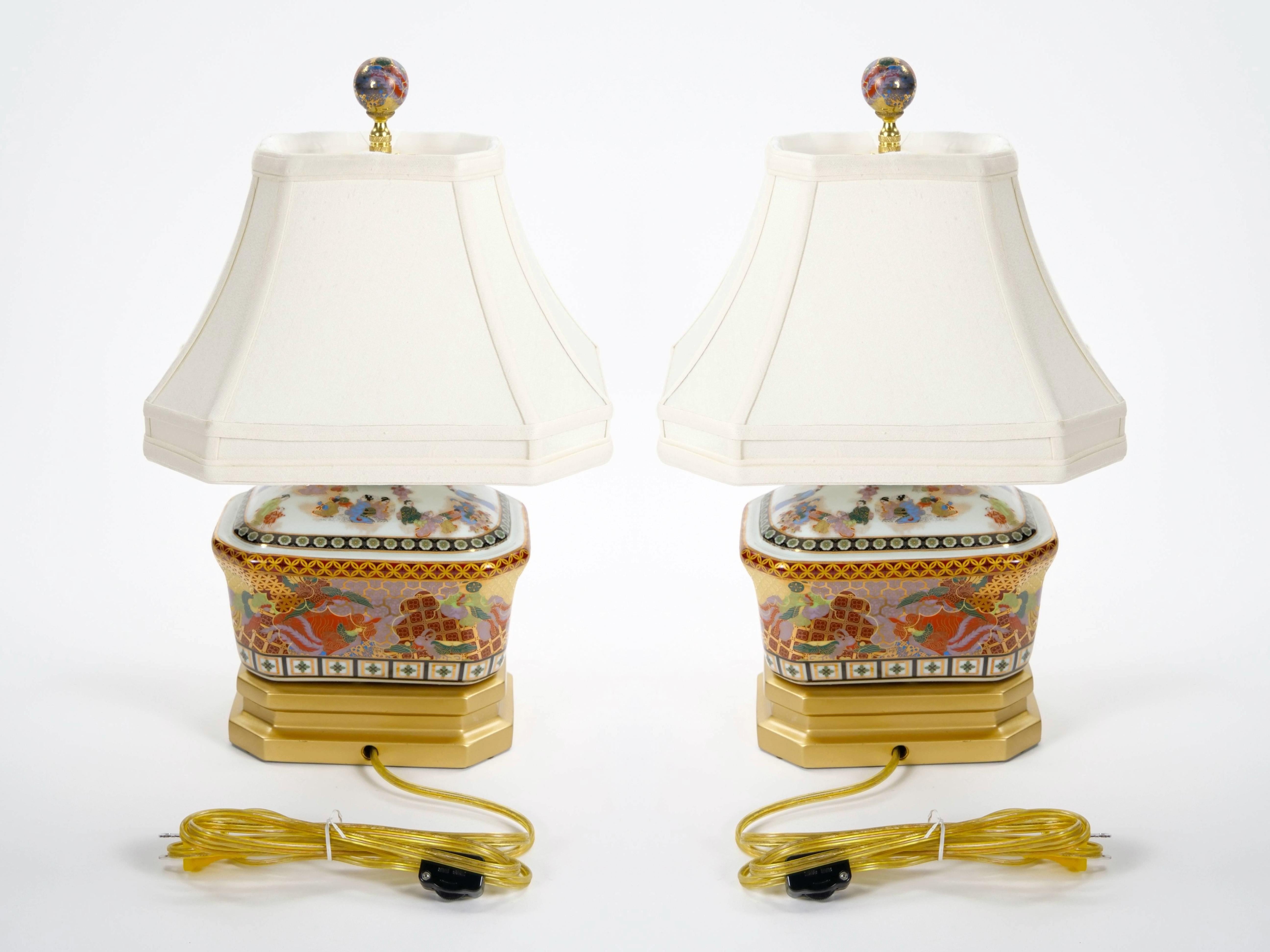 Schöne Porzellanlampe im Satsuma-Stil mit Dekorationen und eleganten vergoldeten Golddetails im Angebot 11