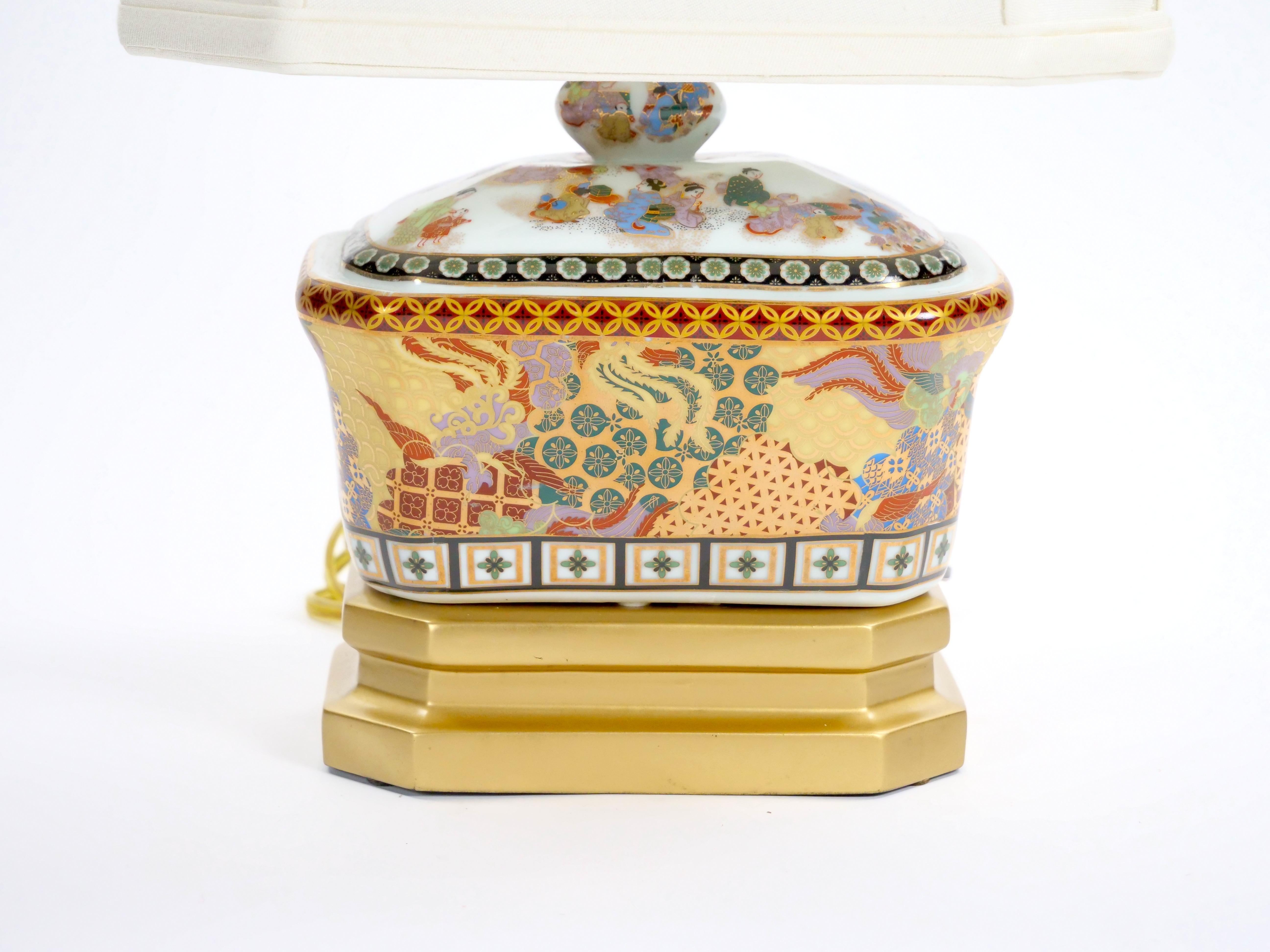 Schöne Porzellanlampe im Satsuma-Stil mit Dekorationen und eleganten vergoldeten Golddetails (Chinesischer Export) im Angebot