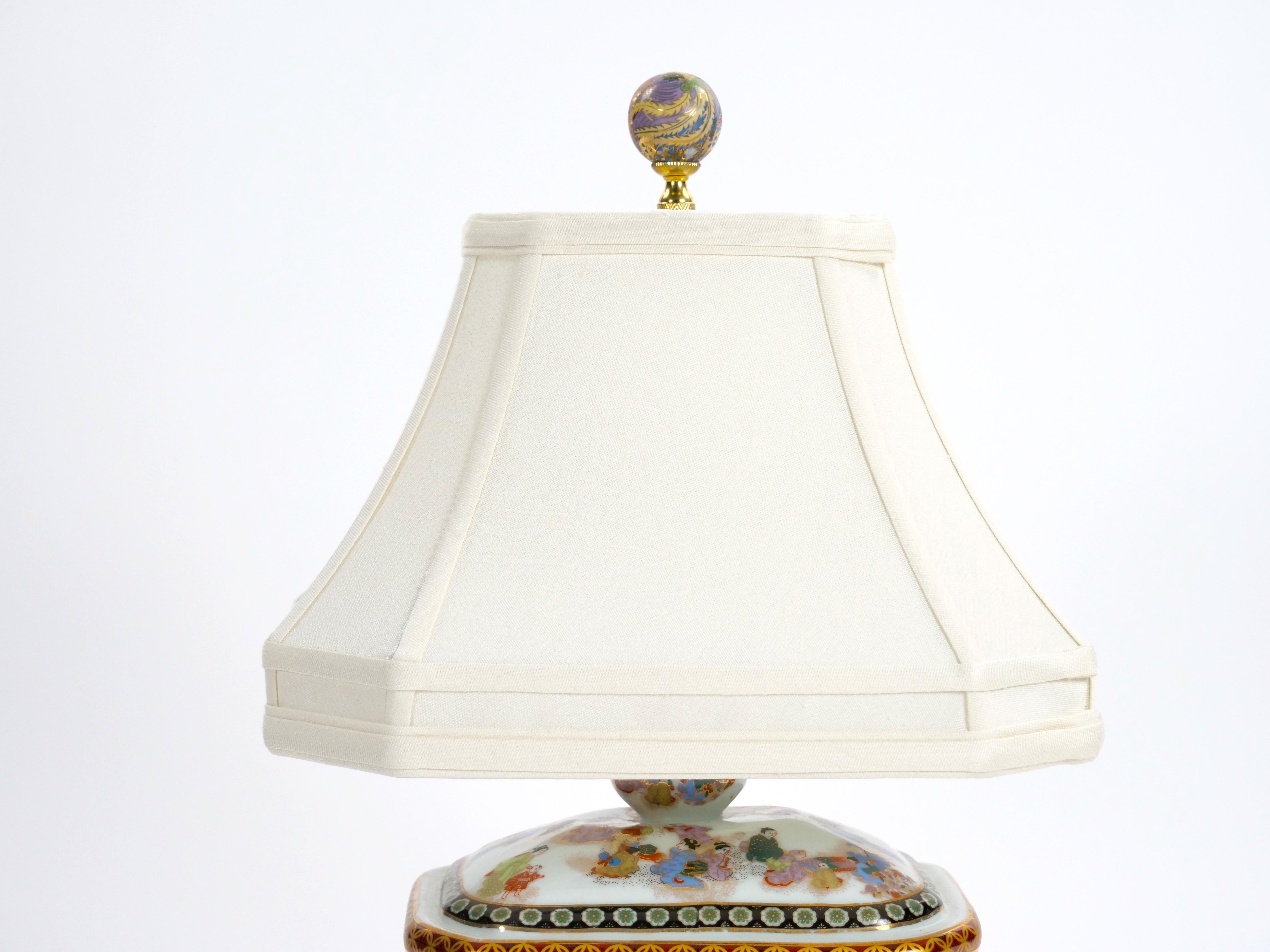 Schöne Porzellanlampe im Satsuma-Stil mit Dekorationen und eleganten vergoldeten Golddetails (Vergoldet) im Angebot