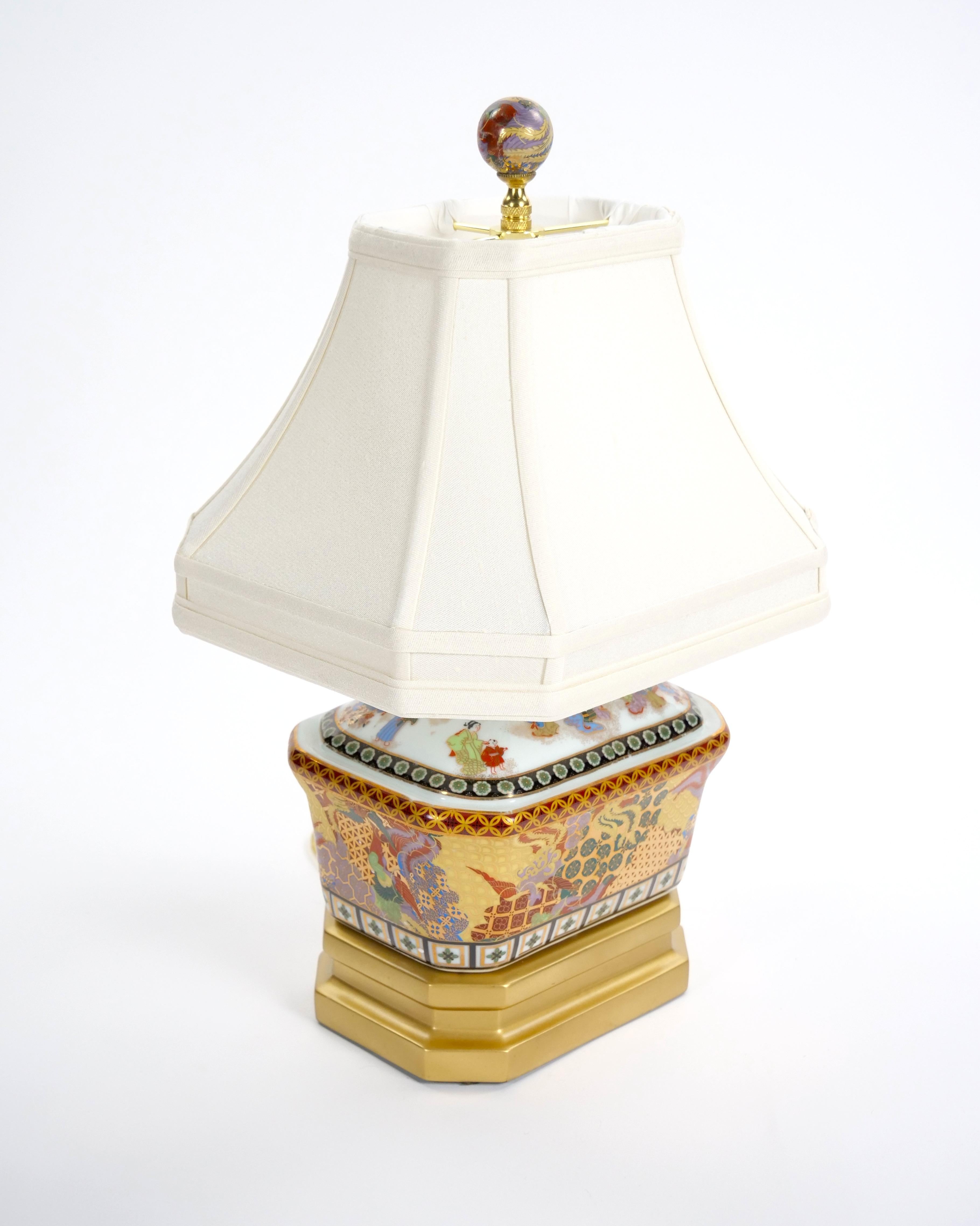 Schöne Porzellanlampe im Satsuma-Stil mit Dekorationen und eleganten vergoldeten Golddetails im Zustand „Gut“ im Angebot in Tarry Town, NY