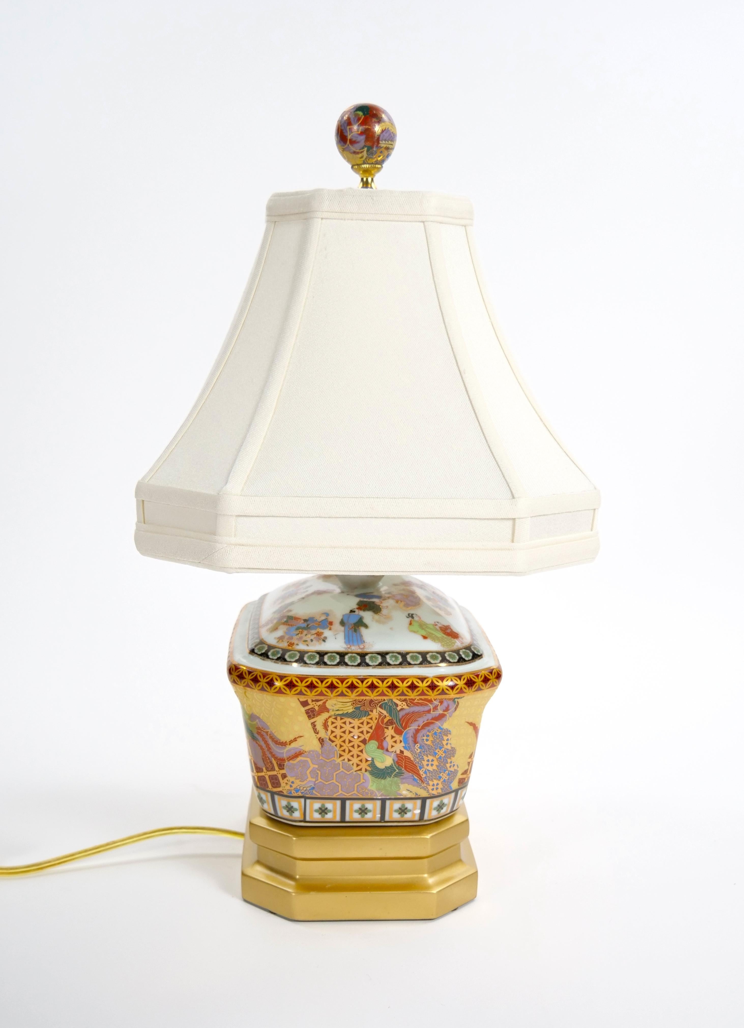 Schöne Porzellanlampe im Satsuma-Stil mit Dekorationen und eleganten vergoldeten Golddetails (20. Jahrhundert) im Angebot