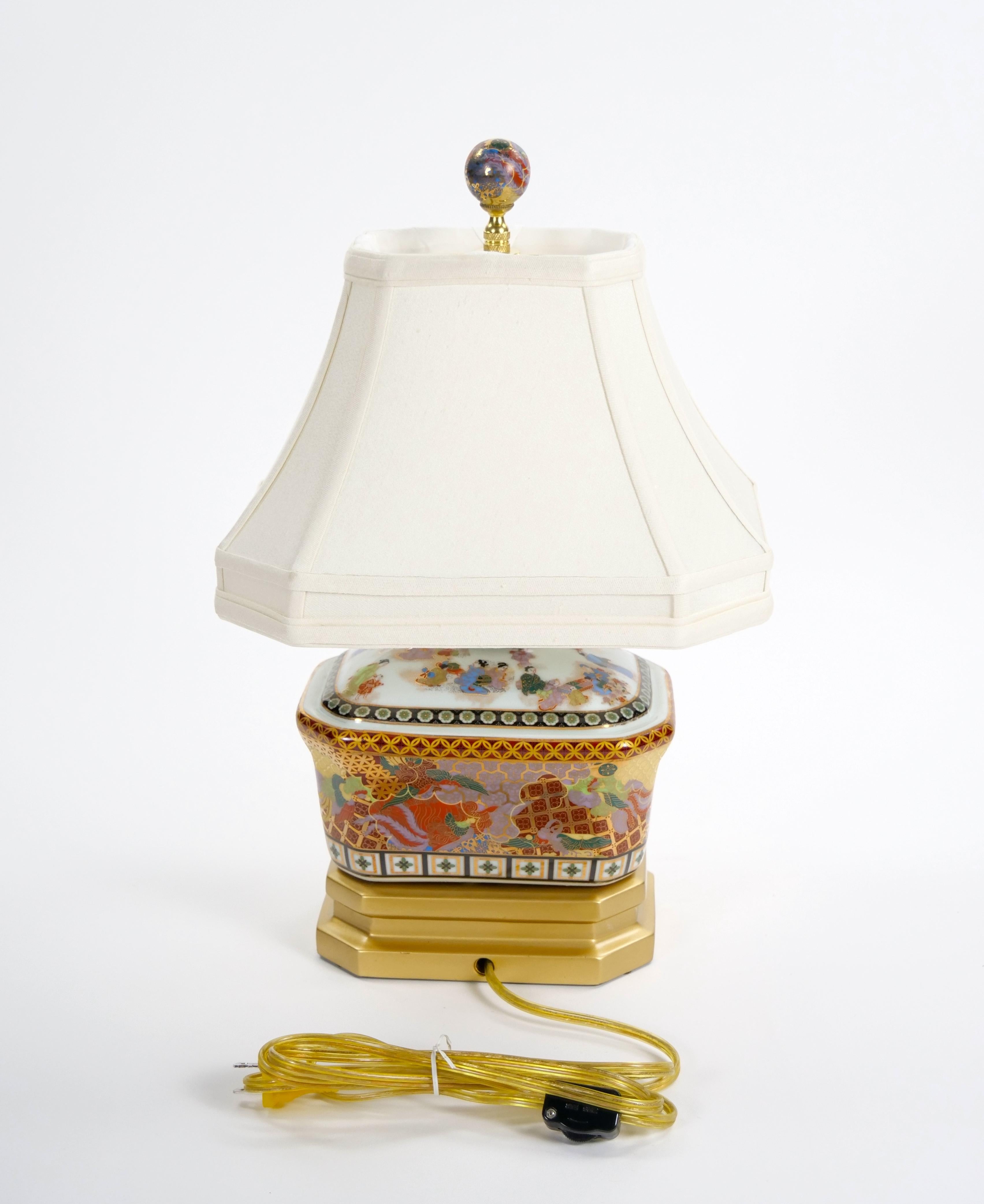 Schöne Porzellanlampe im Satsuma-Stil mit Dekorationen und eleganten vergoldeten Golddetails im Angebot 1