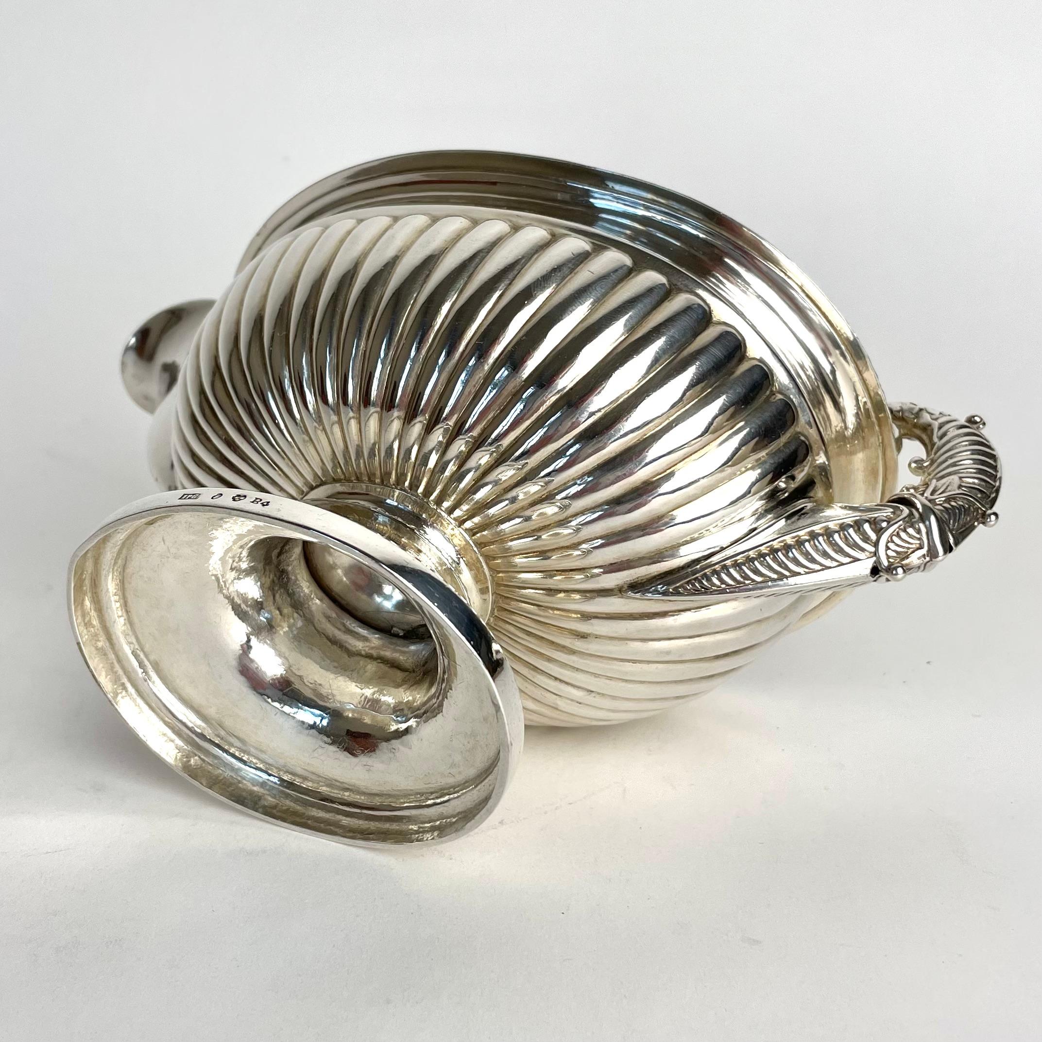 Precioso bote de salsa en plata de Johan Petter Grönvall, Suecia, de 1832 3