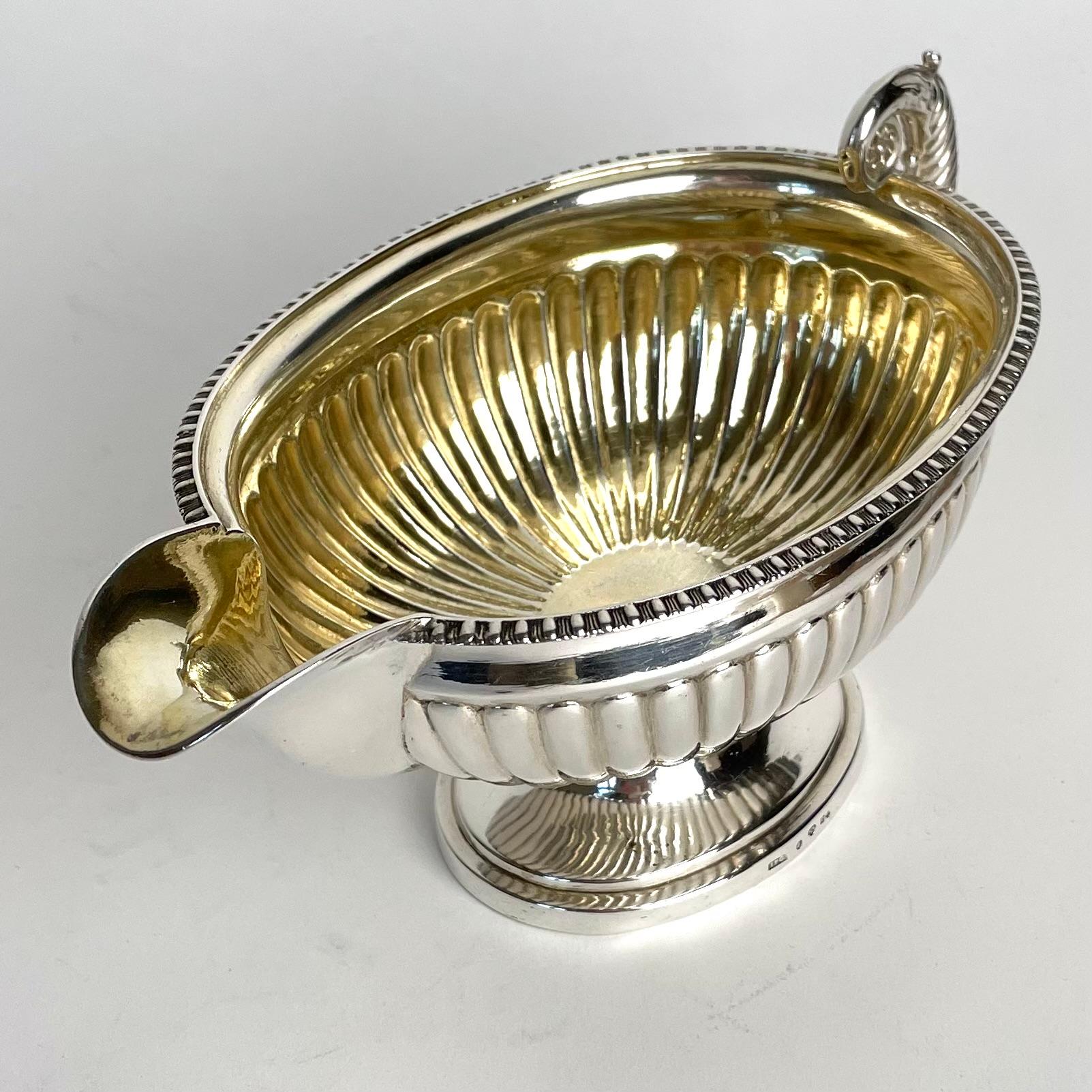 Precioso bote de salsa en plata de Johan Petter Grönvall, Suecia, de 1832 4