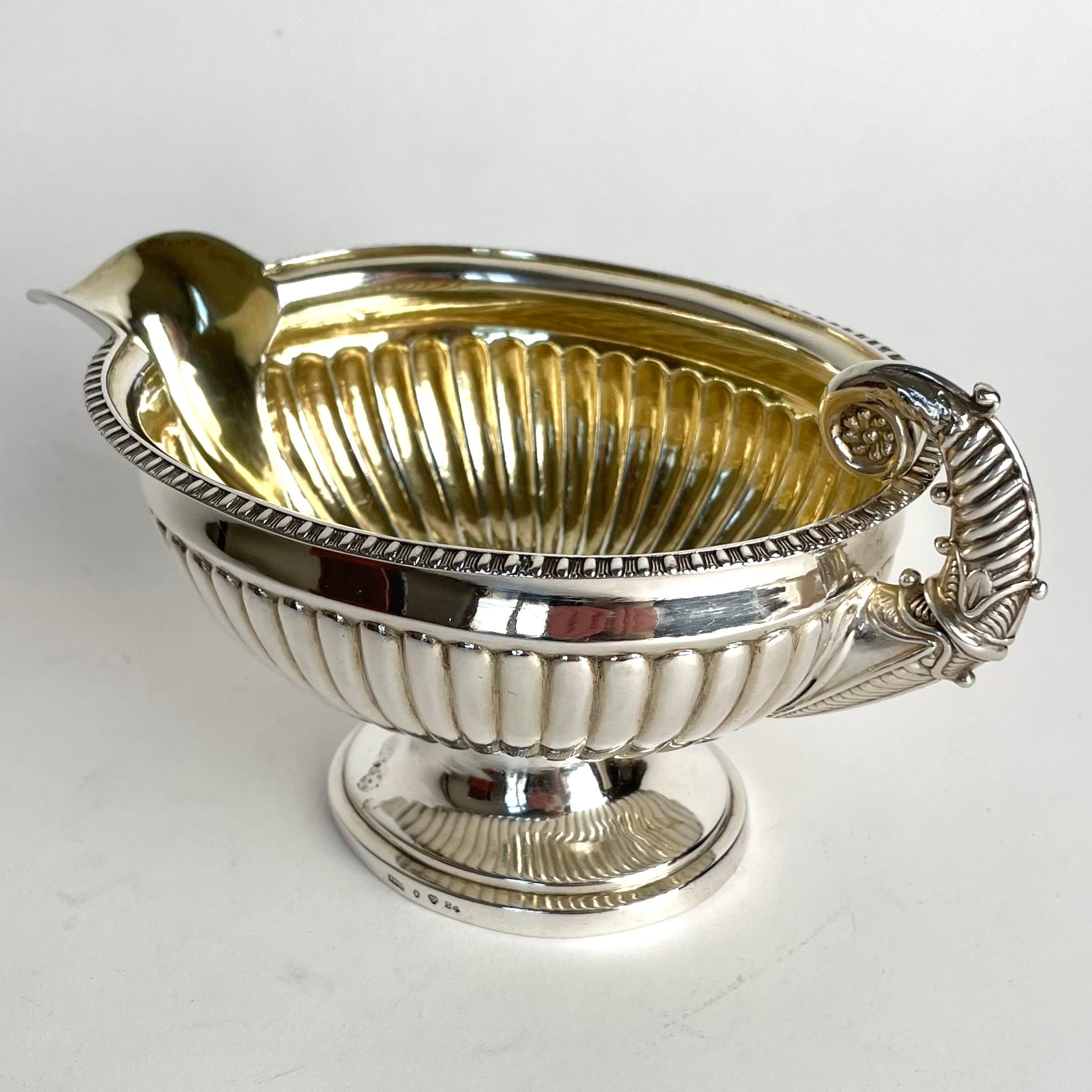 Precioso bote de salsa en plata de Johan Petter Grönvall, Suecia, de 1832 5