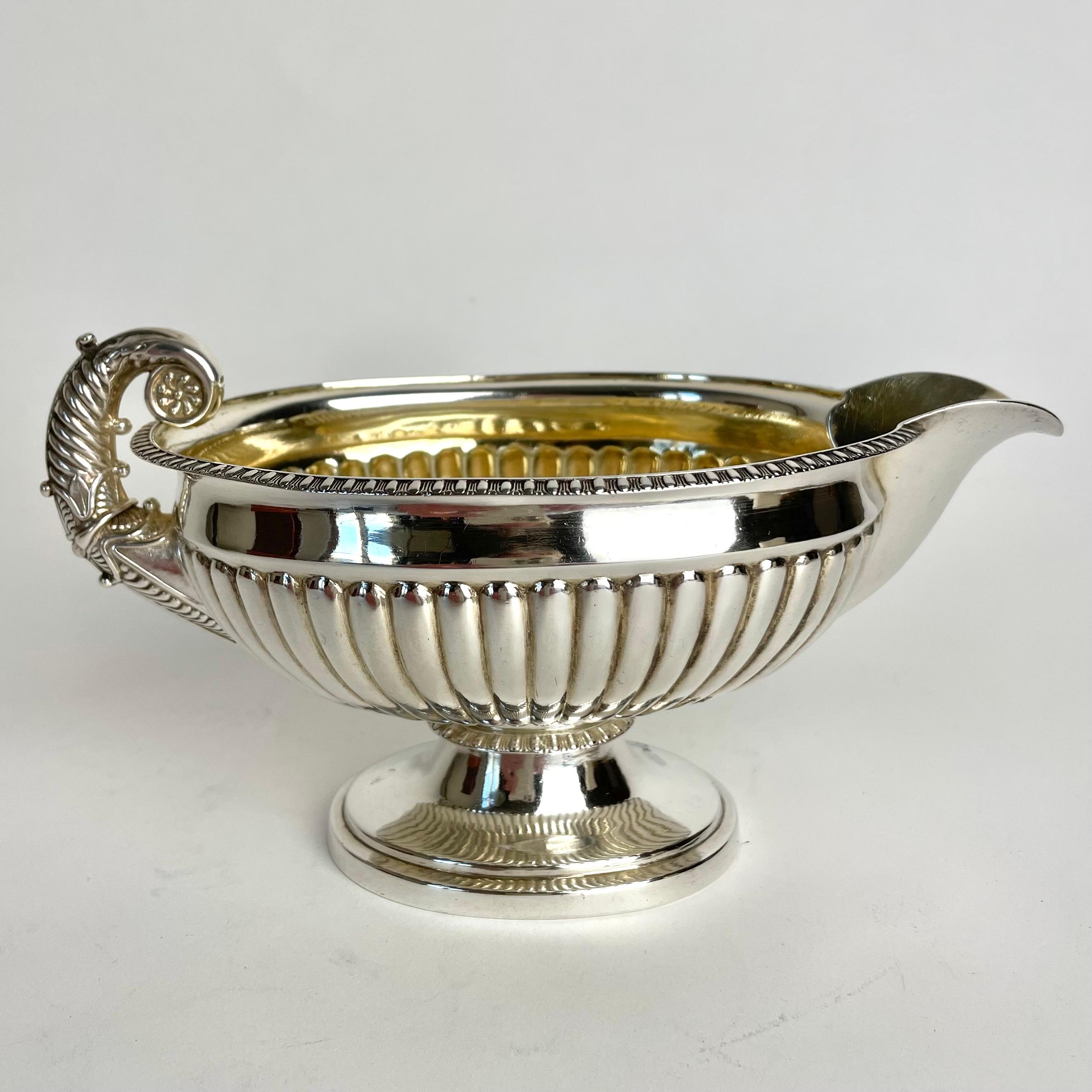 Precioso Bote para Salsas de Plata fabricado por el conocido platero Johan Petter Grönvall ( 1774-1843) en Estocolmo, Suecia. Esta salsera se fabricó en 1832=B4 (ver fotos) y está dorada por dentro.

Johan Petter Grönvall ha realizado numerosos