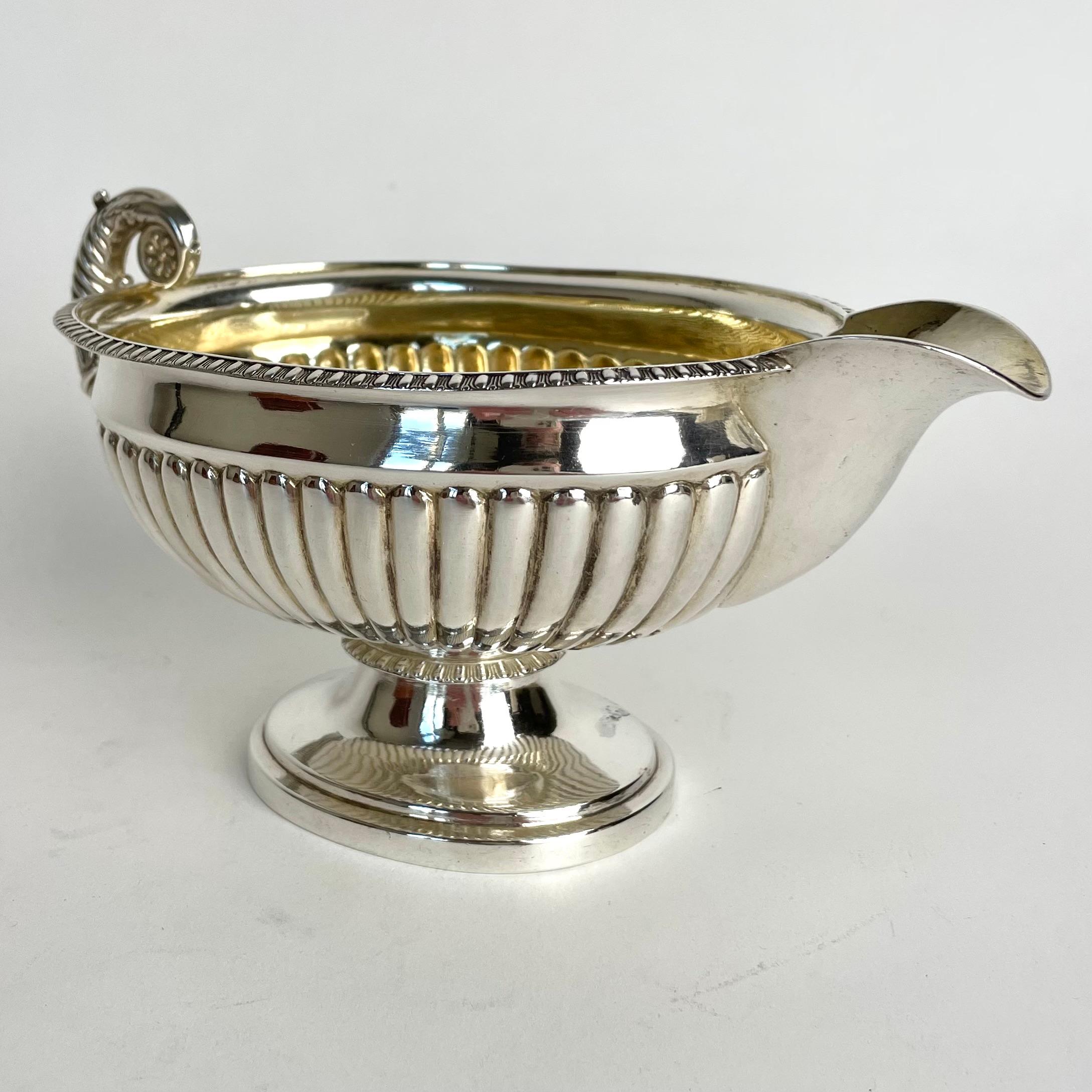 Precioso bote de salsa en plata de Johan Petter Grönvall, Suecia, de 1832 Imperio