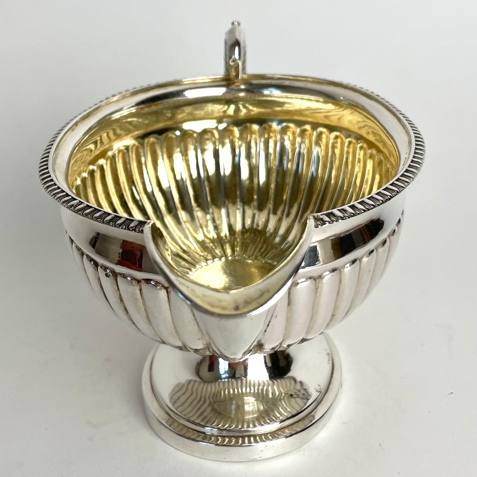 Precioso bote de salsa en plata de Johan Petter Grönvall, Suecia, de 1832 Sueco