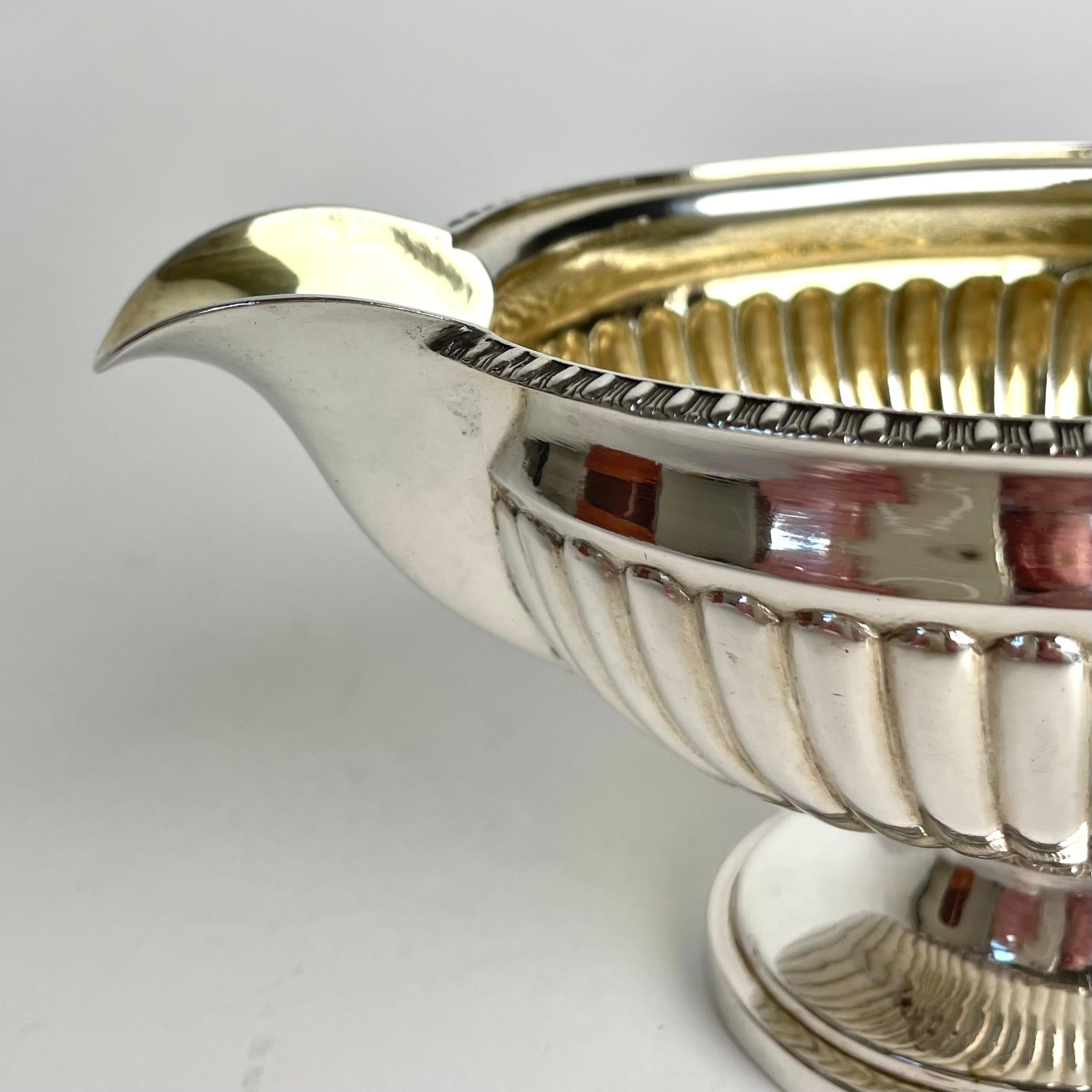 Precioso bote de salsa en plata de Johan Petter Grönvall, Suecia, de 1832 1