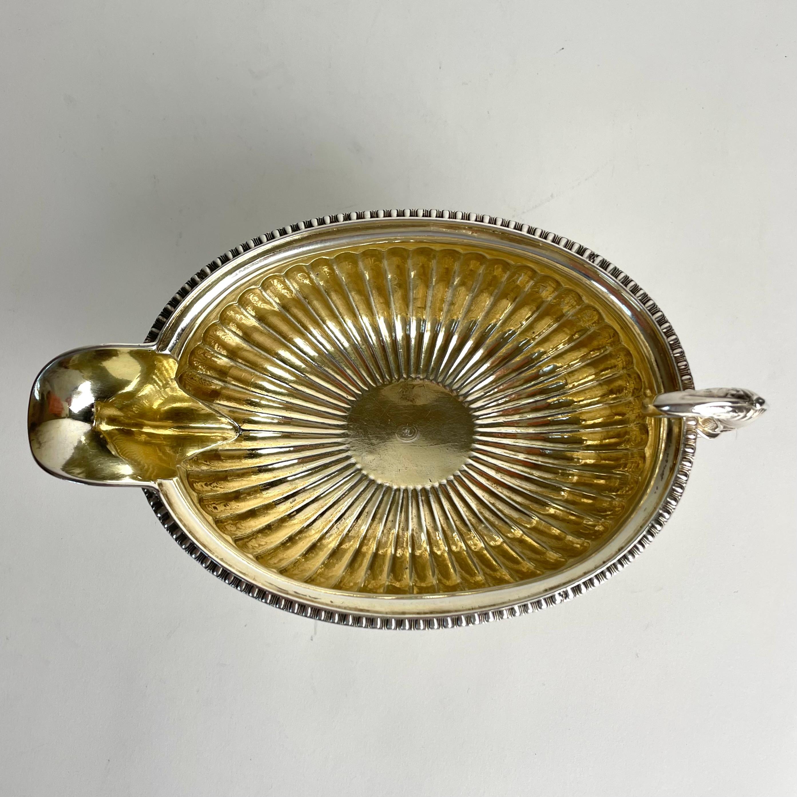 Precioso bote de salsa en plata de Johan Petter Grönvall, Suecia, de 1832 2