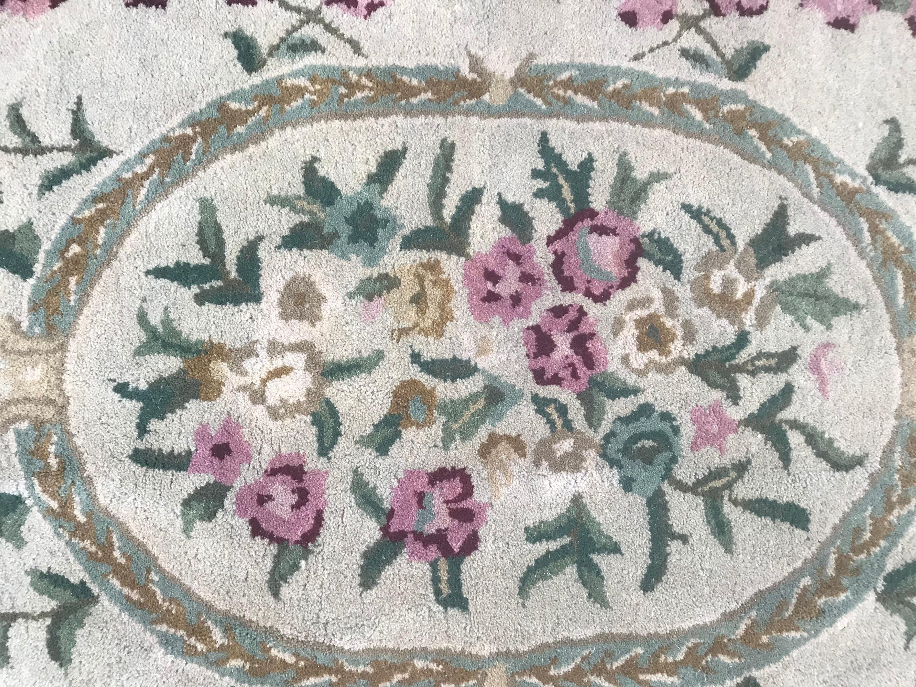 Bobyrug's Beautiful Savonnerie Style Hand Tufted Rug im Zustand „Gut“ im Angebot in Saint Ouen, FR