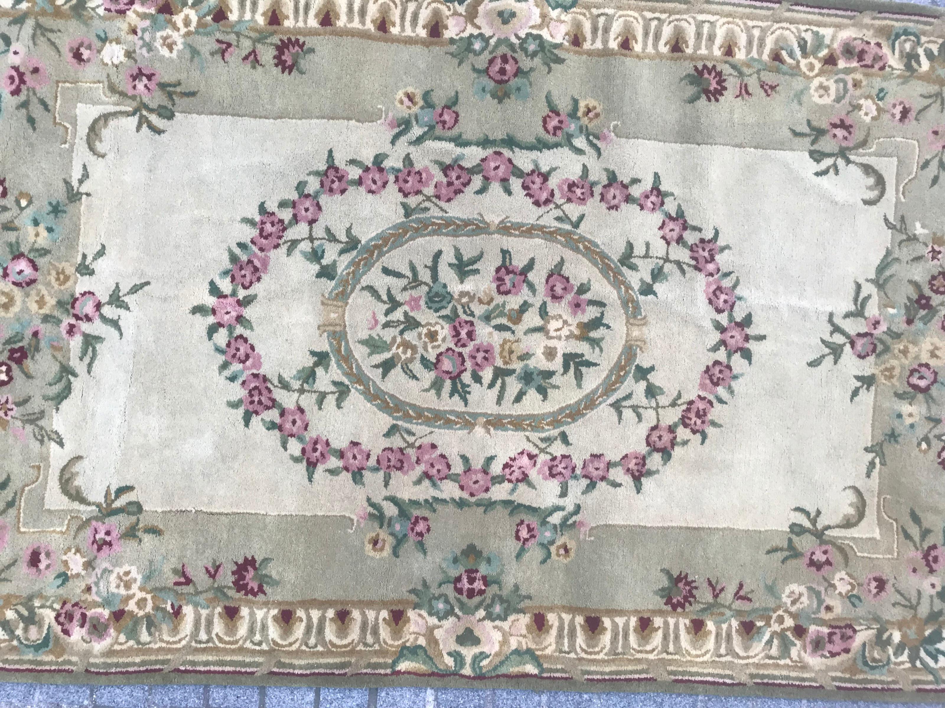 Schöner handgetufteter Teppich mit einem Savonnerie- oder Aubusson-Muster
Samt aus Wolle.

✨✨✨
