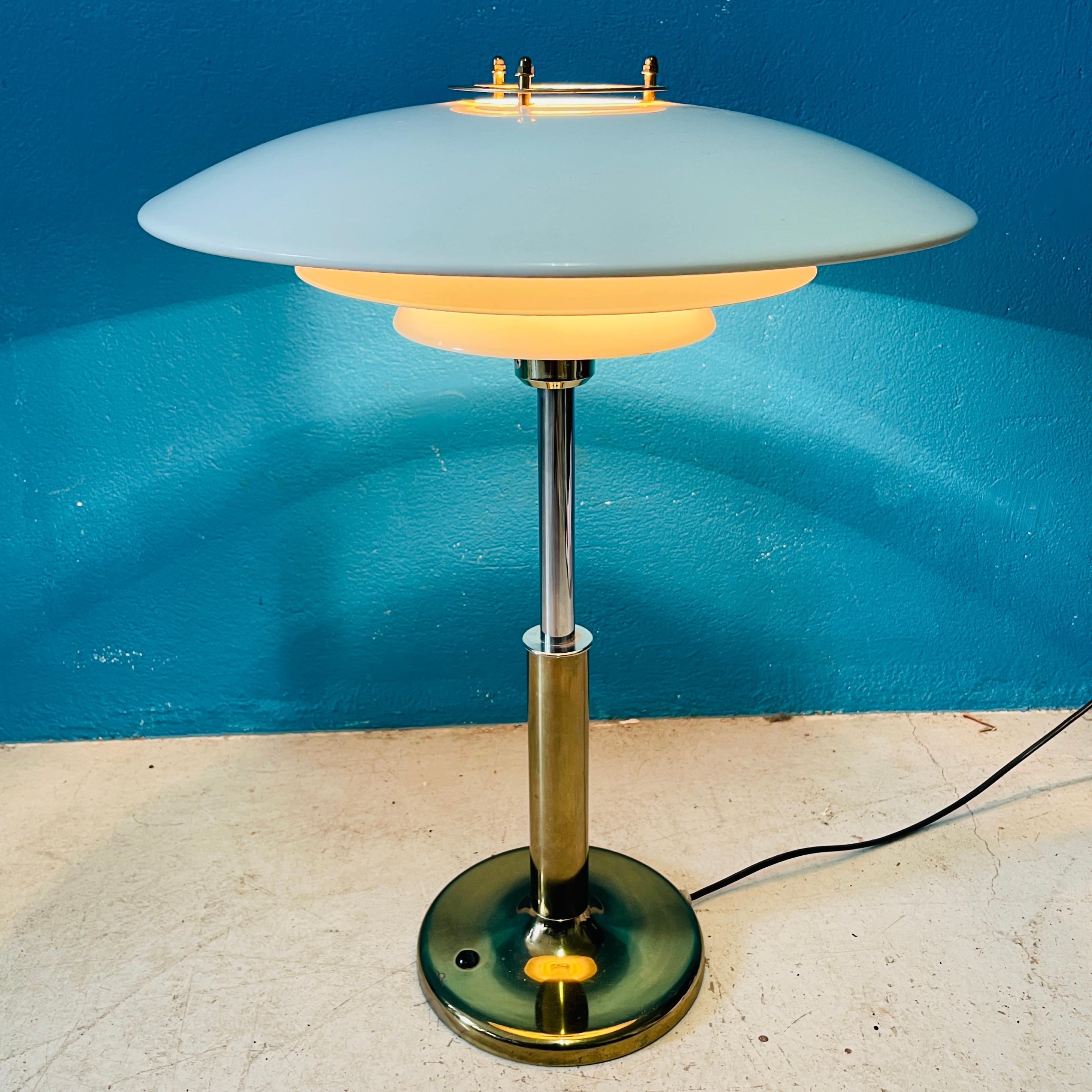 Magnifique lampe de table des années 1980. Fabriqué en Finlande, mais le designer est inconnu. 

Couleurs et MATERIALs élégants : La base et la partie inférieure du bras sont en laiton. La partie supérieure du bras est en acier chromé. 
L'abat-jour
